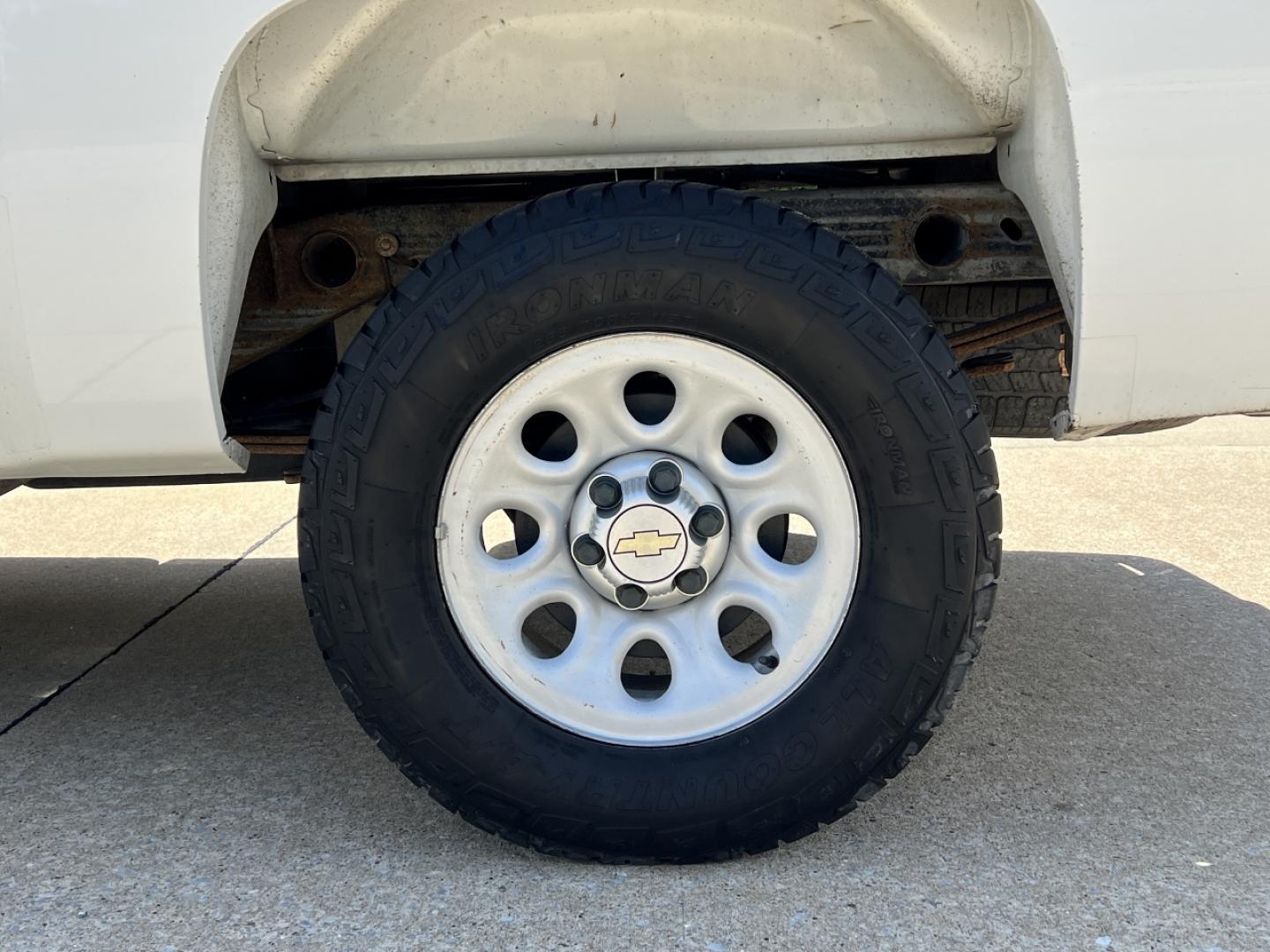 2009 WHITE /Black Cloth Chevrolet Silverado 1500 Work Truck Long Box 2WD (1GCEC14X49Z) with an 4.3L V6 engine, Automatic transmission, located at 2990 Old Orchard Rd., Jackson, MO, 63755, 37.354214, -89.612106 - 2009 Chevrolet Silverado 1500 162xxx miles Rear Wheel Drive 4.3L V6 Automatic We have financing available and we accept trades! Fill out a credit application on our website or come by today! If you have any questions, give us a call at (573) 204-7777 or visit our website at firstautocredit.com - Photo#25
