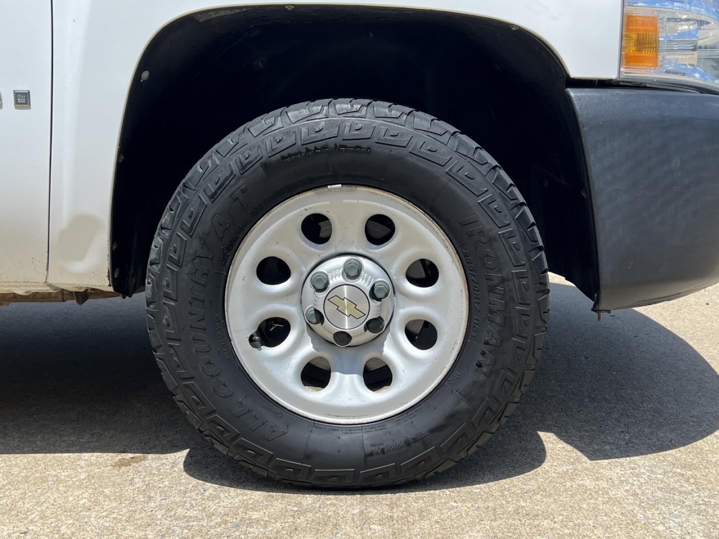 2009 WHITE /Black Cloth Chevrolet Silverado 1500 Work Truck Long Box 2WD (1GCEC14X49Z) with an 4.3L V6 engine, Automatic transmission, located at 2990 Old Orchard Rd., Jackson, MO, 63755, 37.354214, -89.612106 - 2009 Chevrolet Silverado 1500 162xxx miles Rear Wheel Drive 4.3L V6 Automatic We have financing available and we accept trades! Fill out a credit application on our website or come by today! If you have any questions, give us a call at (573) 204-7777 or visit our website at firstautocredit.com - Photo#27