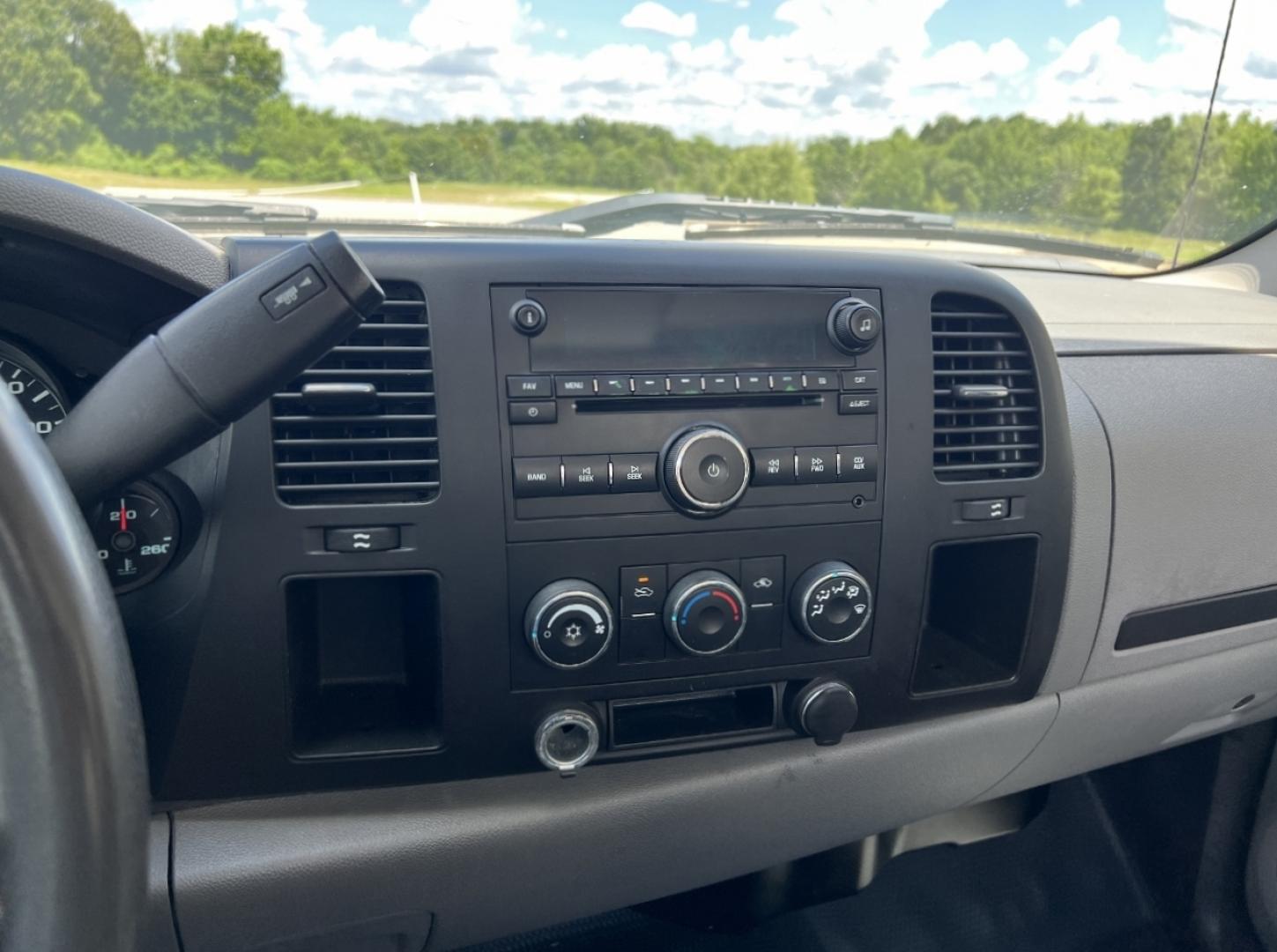 2009 WHITE /Black Cloth Chevrolet Silverado 1500 Work Truck Long Box 2WD (1GCEC14X49Z) with an 4.3L V6 engine, Automatic transmission, located at 2990 Old Orchard Rd., Jackson, MO, 63755, 37.354214, -89.612106 - 2009 Chevrolet Silverado 1500 162xxx miles Rear Wheel Drive 4.3L V6 Automatic We have financing available and we accept trades! Fill out a credit application on our website or come by today! If you have any questions, give us a call at (573) 204-7777 or visit our website at firstautocredit.com - Photo#17