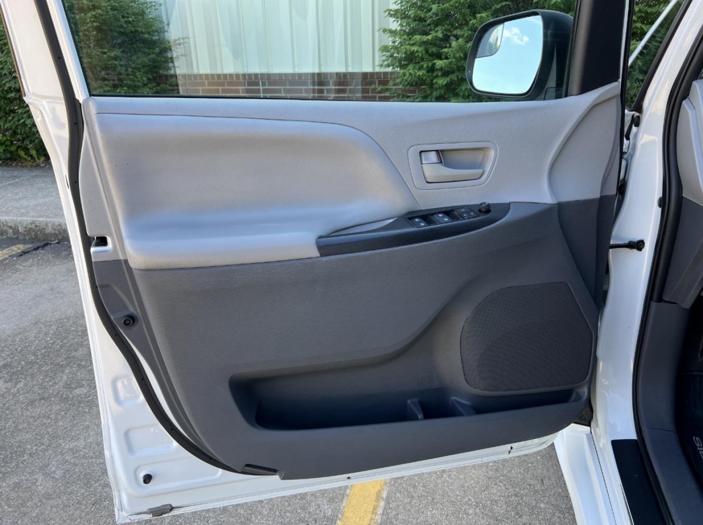 2020 WHITE /Tan Leather Toyota Sienna L (5TDZZ3DC2LS) with an 3.5L V6 engine, Automatic transmission, located at 2990 Old Orchard Rd., Jackson, MO, 63755, 37.354214, -89.612106 - 2020 Toyota Sienna L 207xxx miles Front Wheel Drive 3.5L V6 Automatic Leather 3rd Row Backup Camera Bluetooth Cruise Power Windows/Locks/Mirrors We have financing available and we accept trades! Fill out a credit application on our website or come by today! If you have any questions, giv - Photo#10