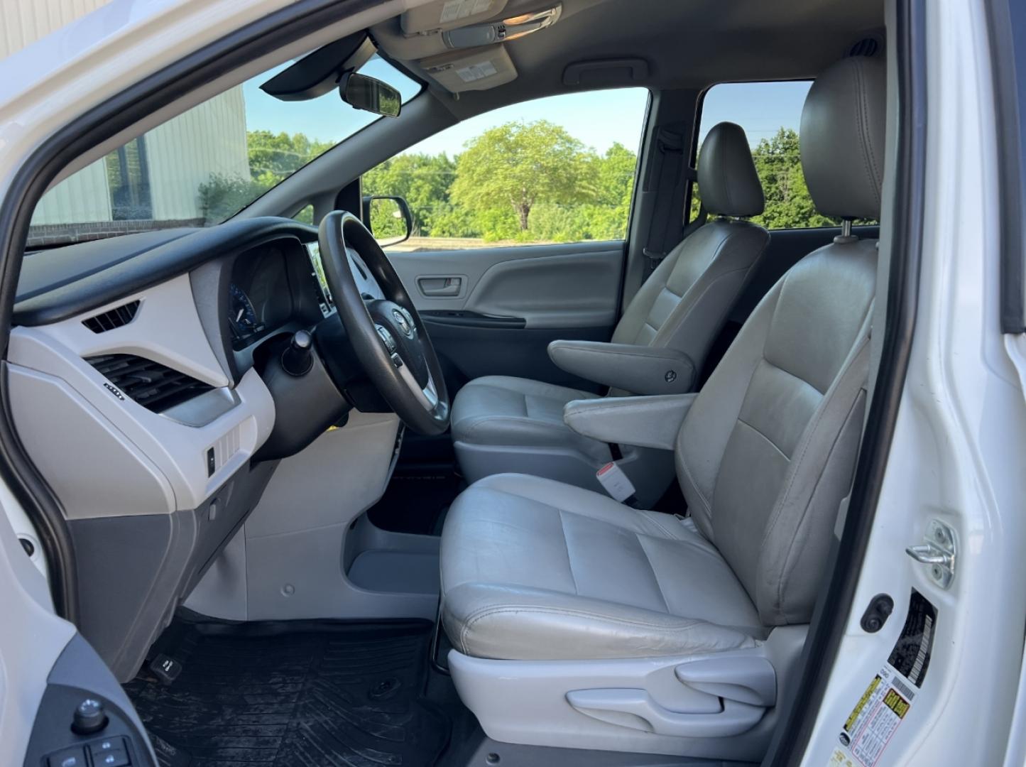 2020 WHITE /Tan Leather Toyota Sienna L (5TDZZ3DC2LS) with an 3.5L V6 engine, Automatic transmission, located at 2990 Old Orchard Rd., Jackson, MO, 63755, 37.354214, -89.612106 - 2020 Toyota Sienna L 207xxx miles Front Wheel Drive 3.5L V6 Automatic Leather 3rd Row Backup Camera Bluetooth Cruise Power Windows/Locks/Mirrors We have financing available and we accept trades! Fill out a credit application on our website or come by today! If you have any questions, giv - Photo#11
