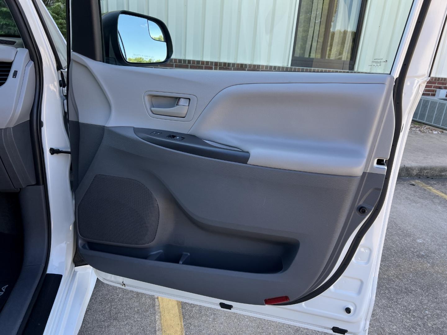 2020 WHITE /Tan Leather Toyota Sienna L (5TDZZ3DC2LS) with an 3.5L V6 engine, Automatic transmission, located at 2990 Old Orchard Rd., Jackson, MO, 63755, 37.354214, -89.612106 - 2020 Toyota Sienna L 207xxx miles Front Wheel Drive 3.5L V6 Automatic Leather 3rd Row Backup Camera Bluetooth Cruise Power Windows/Locks/Mirrors We have financing available and we accept trades! Fill out a credit application on our website or come by today! If you have any questions, giv - Photo#12