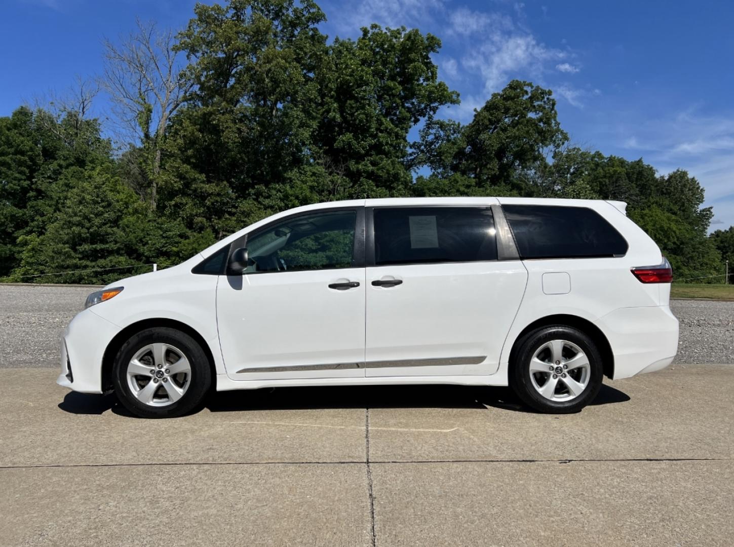 2020 WHITE /Tan Leather Toyota Sienna L (5TDZZ3DC2LS) with an 3.5L V6 engine, Automatic transmission, located at 2990 Old Orchard Rd., Jackson, MO, 63755, 37.354214, -89.612106 - 2020 Toyota Sienna L 207xxx miles Front Wheel Drive 3.5L V6 Automatic Leather 3rd Row Backup Camera Bluetooth Cruise Power Windows/Locks/Mirrors We have financing available and we accept trades! Fill out a credit application on our website or come by today! If you have any questions, giv - Photo#4