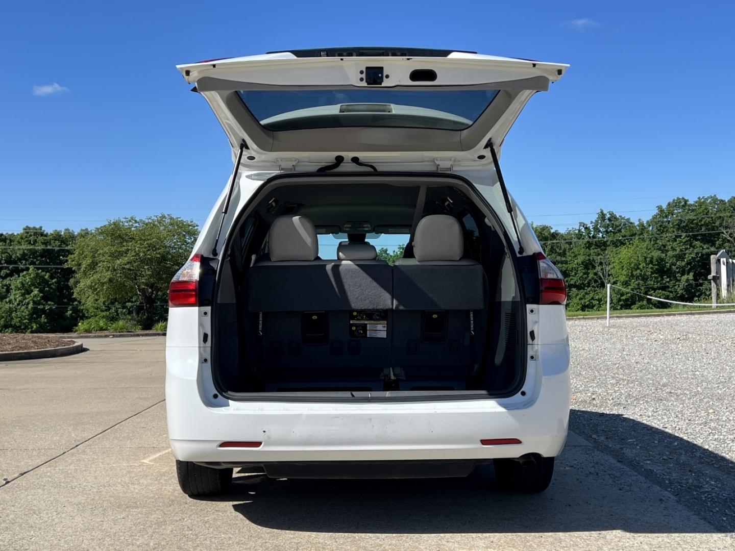 2020 WHITE /Tan Leather Toyota Sienna L (5TDZZ3DC2LS) with an 3.5L V6 engine, Automatic transmission, located at 2990 Old Orchard Rd., Jackson, MO, 63755, 37.354214, -89.612106 - 2020 Toyota Sienna L 207xxx miles Front Wheel Drive 3.5L V6 Automatic Leather 3rd Row Backup Camera Bluetooth Cruise Power Windows/Locks/Mirrors We have financing available and we accept trades! Fill out a credit application on our website or come by today! If you have any questions, giv - Photo#17