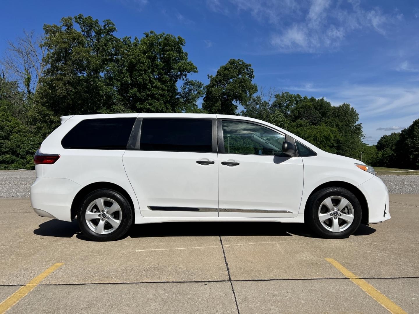 2020 WHITE /Tan Leather Toyota Sienna L (5TDZZ3DC2LS) with an 3.5L V6 engine, Automatic transmission, located at 2990 Old Orchard Rd., Jackson, MO, 63755, 37.354214, -89.612106 - 2020 Toyota Sienna L 207xxx miles Front Wheel Drive 3.5L V6 Automatic Leather 3rd Row Backup Camera Bluetooth Cruise Power Windows/Locks/Mirrors We have financing available and we accept trades! Fill out a credit application on our website or come by today! If you have any questions, giv - Photo#5