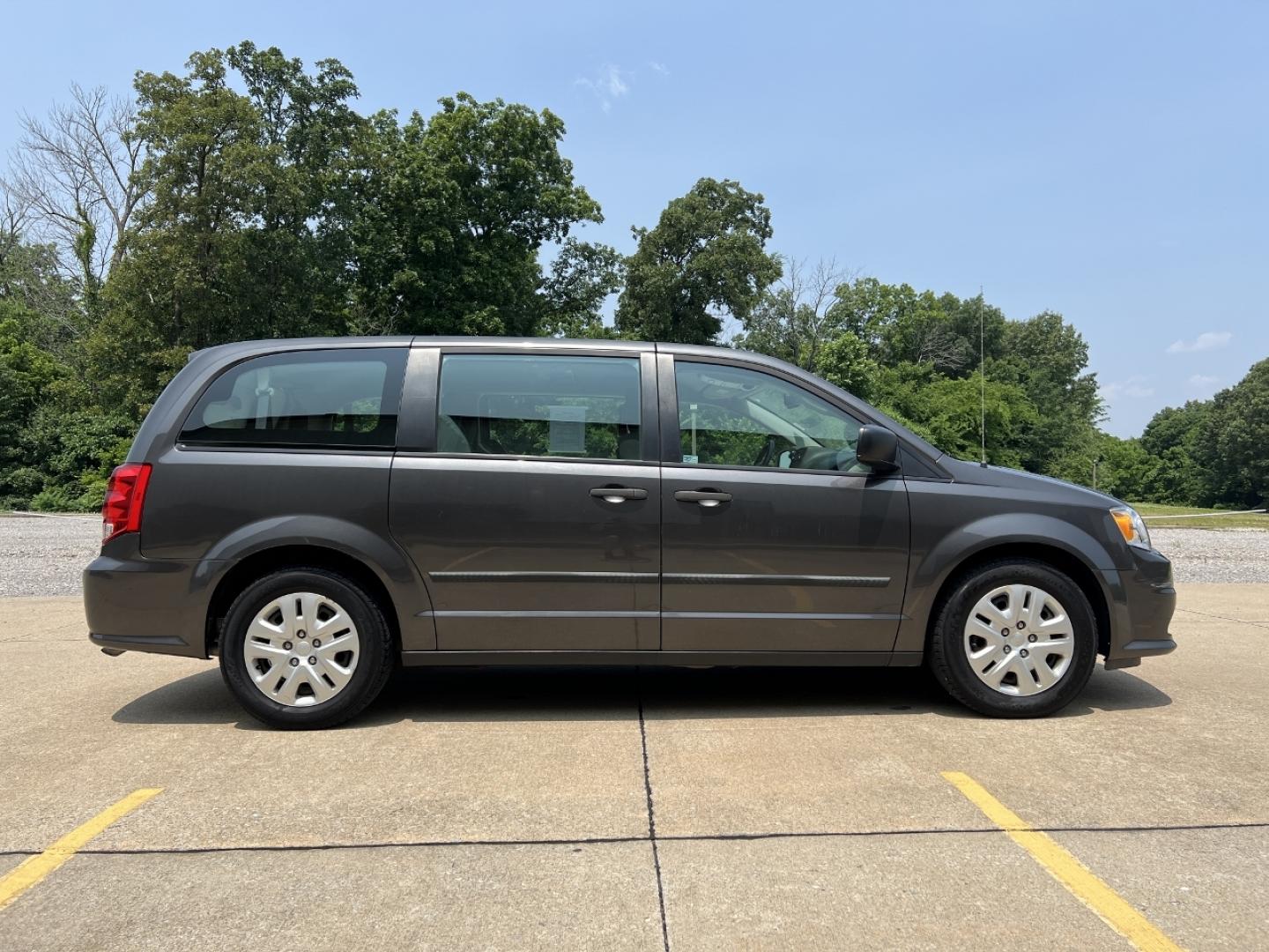 2016 GRAY /Black Cloth Dodge Grand Caravan SE (2C4RDGBG0GR) with an 3.6L V6 engine, Automatic transmission, located at 2990 Old Orchard Rd., Jackson, MO, 63755, 37.354214, -89.612106 - 2016 Dodge Grand Caravan SE 1-Owner Only 71xxx miles Front Wheel Drive 3.6L V6 Automatic 3rd Row Stow 'N Go Cruise Power Windows/Locks/Mirrors We have financing available and we accept trades! Fill out a credit application on our website or come by today! If you have any questions, give u - Photo#4