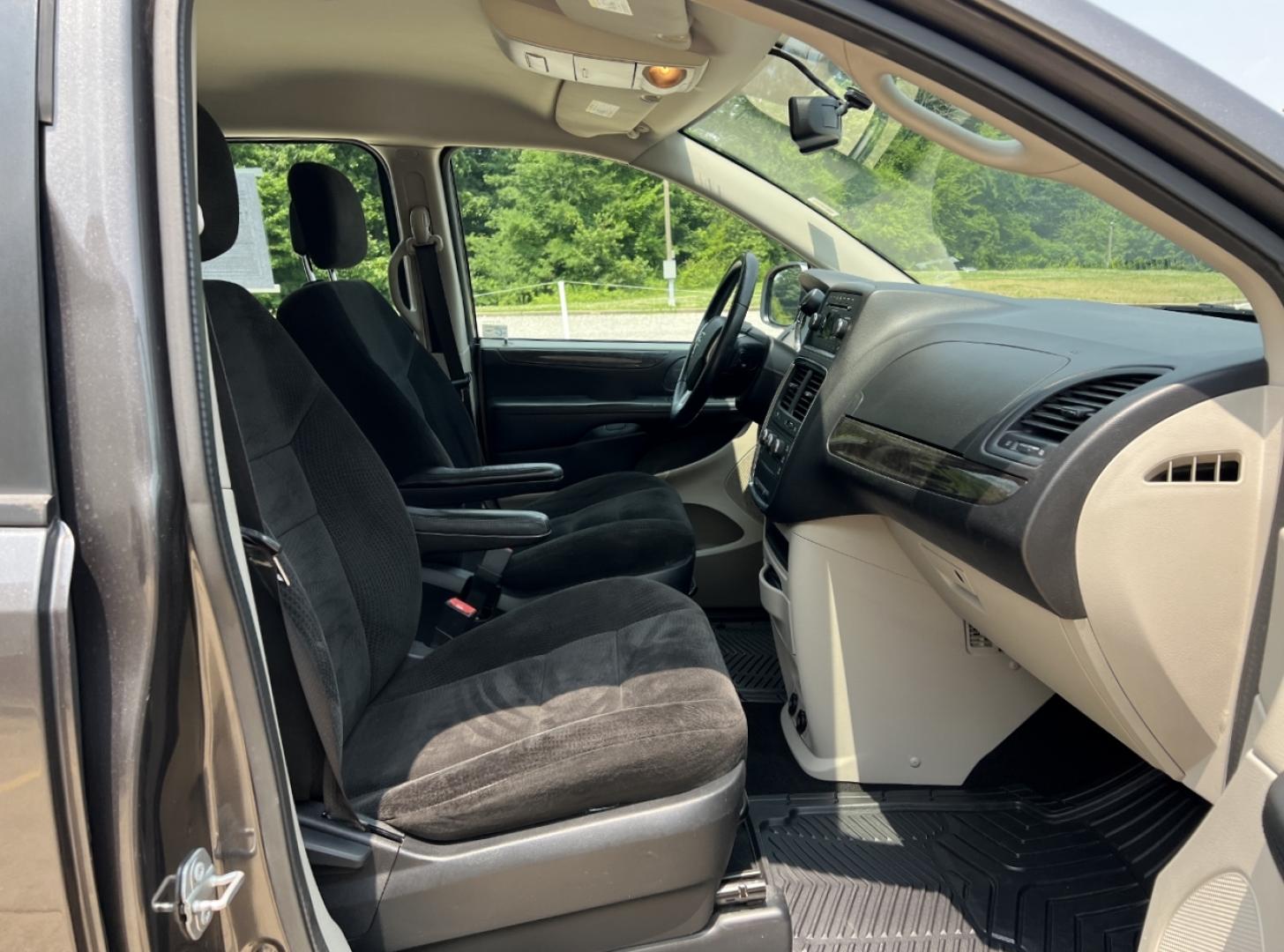 2016 GRAY /Black Cloth Dodge Grand Caravan SE (2C4RDGBG0GR) with an 3.6L V6 engine, Automatic transmission, located at 2990 Old Orchard Rd., Jackson, MO, 63755, 37.354214, -89.612106 - 2016 Dodge Grand Caravan SE 1-Owner Only 71xxx miles Front Wheel Drive 3.6L V6 Automatic 3rd Row Stow 'N Go Cruise Power Windows/Locks/Mirrors We have financing available and we accept trades! Fill out a credit application on our website or come by today! If you have any questions, give u - Photo#12