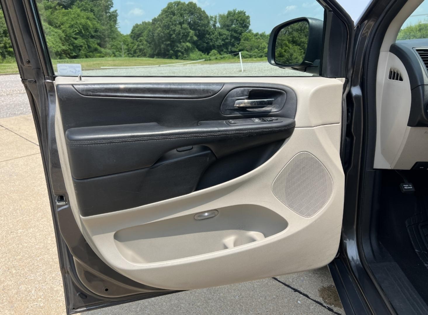 2016 GRAY /Black Cloth Dodge Grand Caravan SE (2C4RDGBG0GR) with an 3.6L V6 engine, Automatic transmission, located at 2990 Old Orchard Rd., Jackson, MO, 63755, 37.354214, -89.612106 - 2016 Dodge Grand Caravan SE 1-Owner Only 71xxx miles Front Wheel Drive 3.6L V6 Automatic 3rd Row Stow 'N Go Cruise Power Windows/Locks/Mirrors We have financing available and we accept trades! Fill out a credit application on our website or come by today! If you have any questions, give u - Photo#9