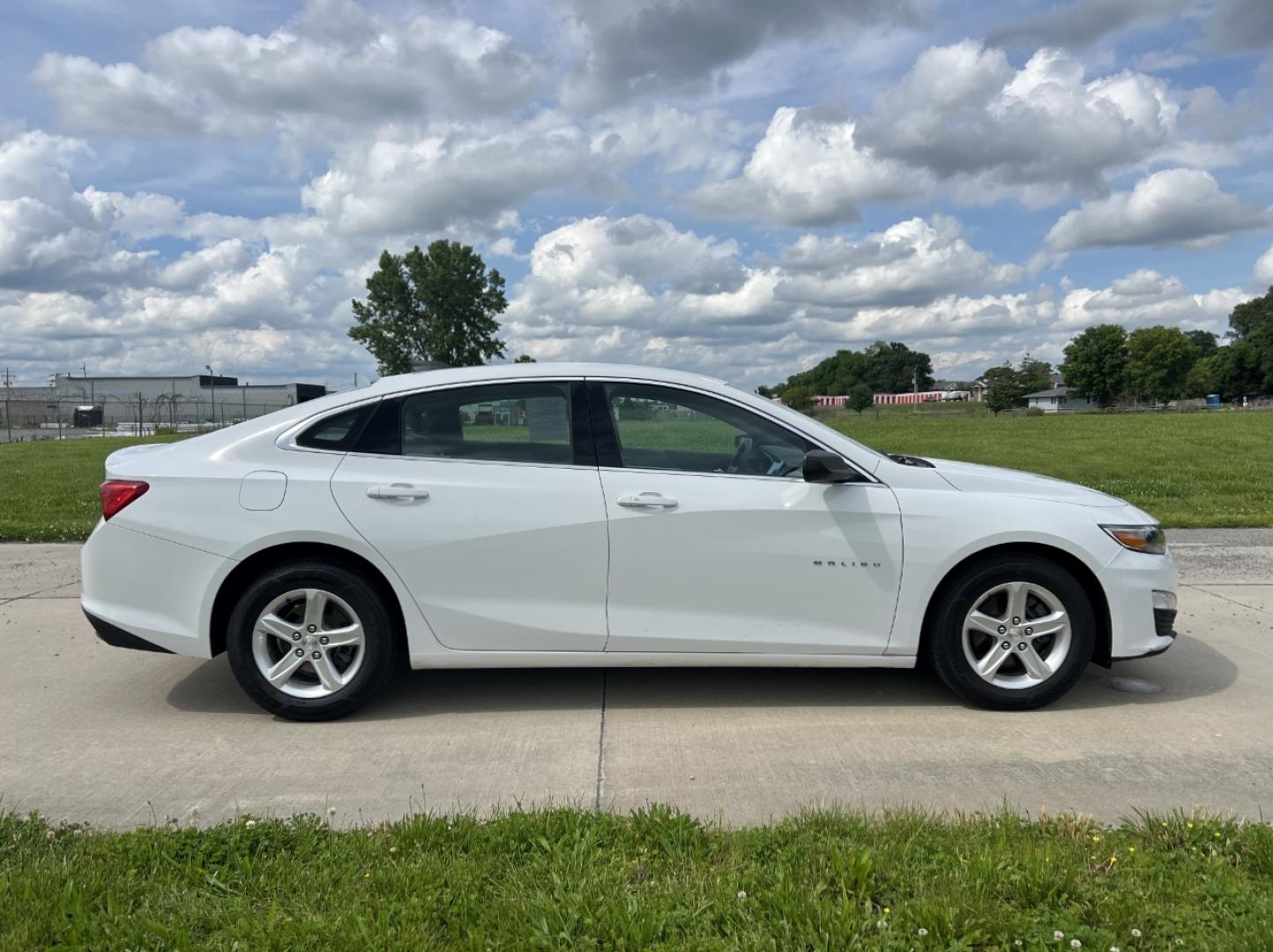 2020 WHITE /Gray Cloth Chevrolet Malibu LS (1G1ZC5ST6LF) with an 1.5L 4 Cyl. engine, Automatic transmission, located at 506 S. Kingshighway, Cape Girardeau, MO, 63703, (573) 235-5000, 37.294994, -89.556206 - 2020 Chevrolet Malibu LS 1-Owner 106xxx miles Front Wheel Drive 1.5L 4 Cyl. Automatic Backup Camera Bluetooth Cruise Power Windows/Locks/Mirrors We have financing available and we accept trades! Fill out a credit application on our website or come by today! If you have any questions, give - Photo#5