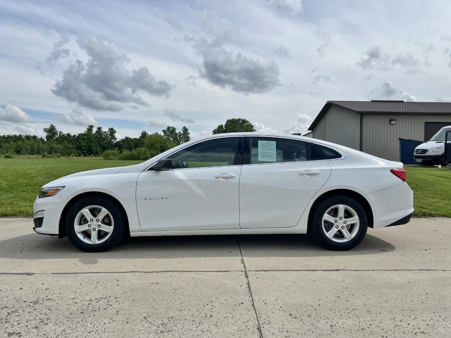 2020 WHITE /Gray Cloth Chevrolet Malibu LS (1G1ZC5ST6LF) with an 1.5L 4 Cyl. engine, Automatic transmission, located at 506 S. Kingshighway, Cape Girardeau, MO, 63703, (573) 235-5000, 37.294994, -89.556206 - 2020 Chevrolet Malibu LS 1-Owner 106xxx miles Front Wheel Drive 1.5L 4 Cyl. Automatic Backup Camera Bluetooth Cruise Power Windows/Locks/Mirrors We have financing available and we accept trades! Fill out a credit application on our website or come by today! If you have any questions, give - Photo#4
