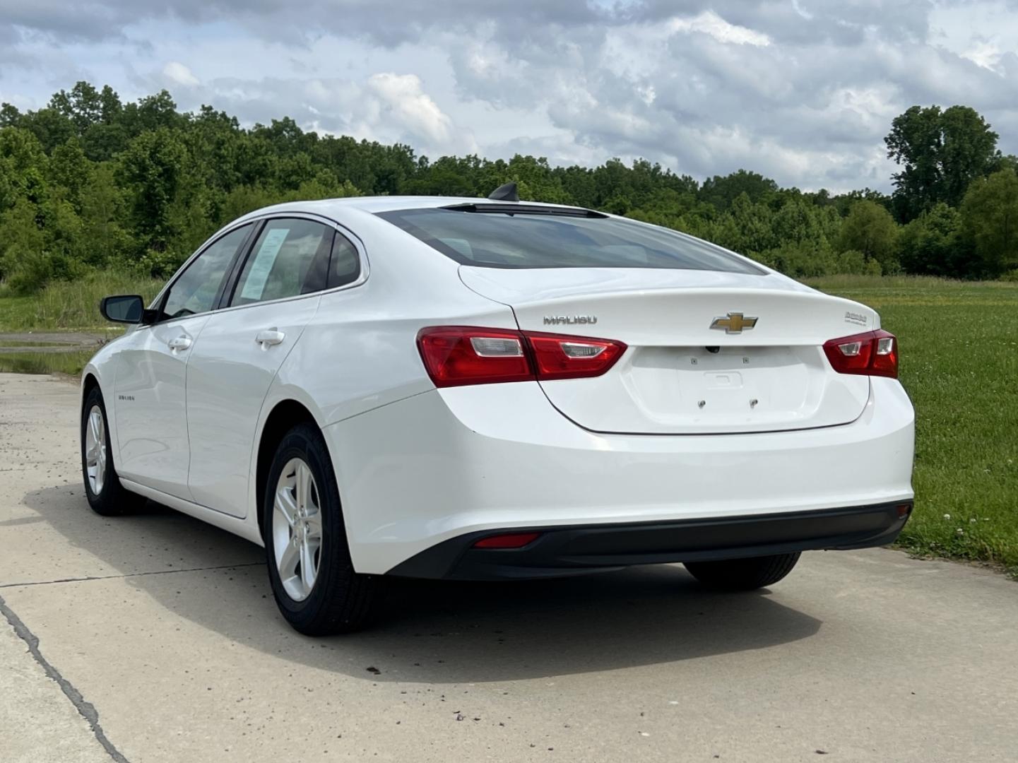 2020 WHITE /Gray Cloth Chevrolet Malibu LS (1G1ZC5ST6LF) with an 1.5L 4 Cyl. engine, Automatic transmission, located at 506 S. Kingshighway, Cape Girardeau, MO, 63703, (573) 235-5000, 37.294994, -89.556206 - 2020 Chevrolet Malibu LS 1-Owner 106xxx miles Front Wheel Drive 1.5L 4 Cyl. Automatic Backup Camera Bluetooth Cruise Power Windows/Locks/Mirrors We have financing available and we accept trades! Fill out a credit application on our website or come by today! If you have any questions, give - Photo#7