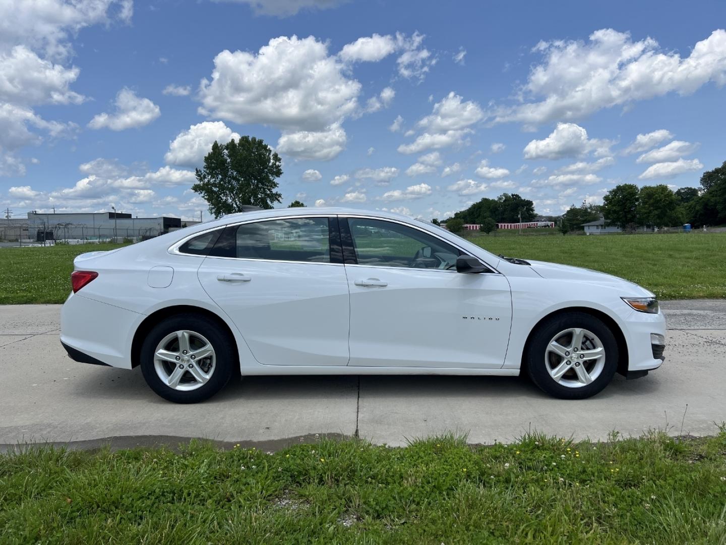 2020 WHITE /Gray Cloth Chevrolet Malibu LS (1G1ZC5ST8LF) with an 1.5L 4 Cyl. engine, Automatic transmission, located at 506 S. Kingshighway, Cape Girardeau, MO, 63703, (573) 235-5000, 37.294994, -89.556206 - 2020 Chevrolet Malibu LS 1-Owner 99xxx miles Front Wheel Drive 1.5L 4 Cyl. Automatic Backup Camera Bluetooth Cruise Power Windows/Locks/Mirrors We have financing available and we accept trades! Fill out a credit application on our website or come by today! If you have any questions, give - Photo#5