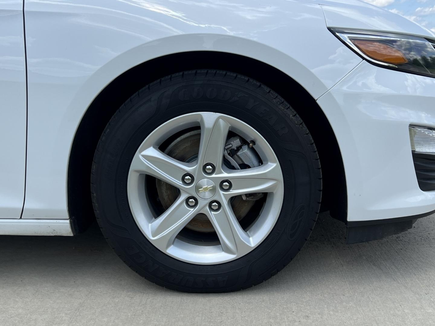 2020 WHITE /Gray Cloth Chevrolet Malibu LS (1G1ZC5ST8LF) with an 1.5L 4 Cyl. engine, Automatic transmission, located at 506 S. Kingshighway, Cape Girardeau, MO, 63703, (573) 235-5000, 37.294994, -89.556206 - 2020 Chevrolet Malibu LS 1-Owner 99xxx miles Front Wheel Drive 1.5L 4 Cyl. Automatic Backup Camera Bluetooth Cruise Power Windows/Locks/Mirrors We have financing available and we accept trades! Fill out a credit application on our website or come by today! If you have any questions, give - Photo#37