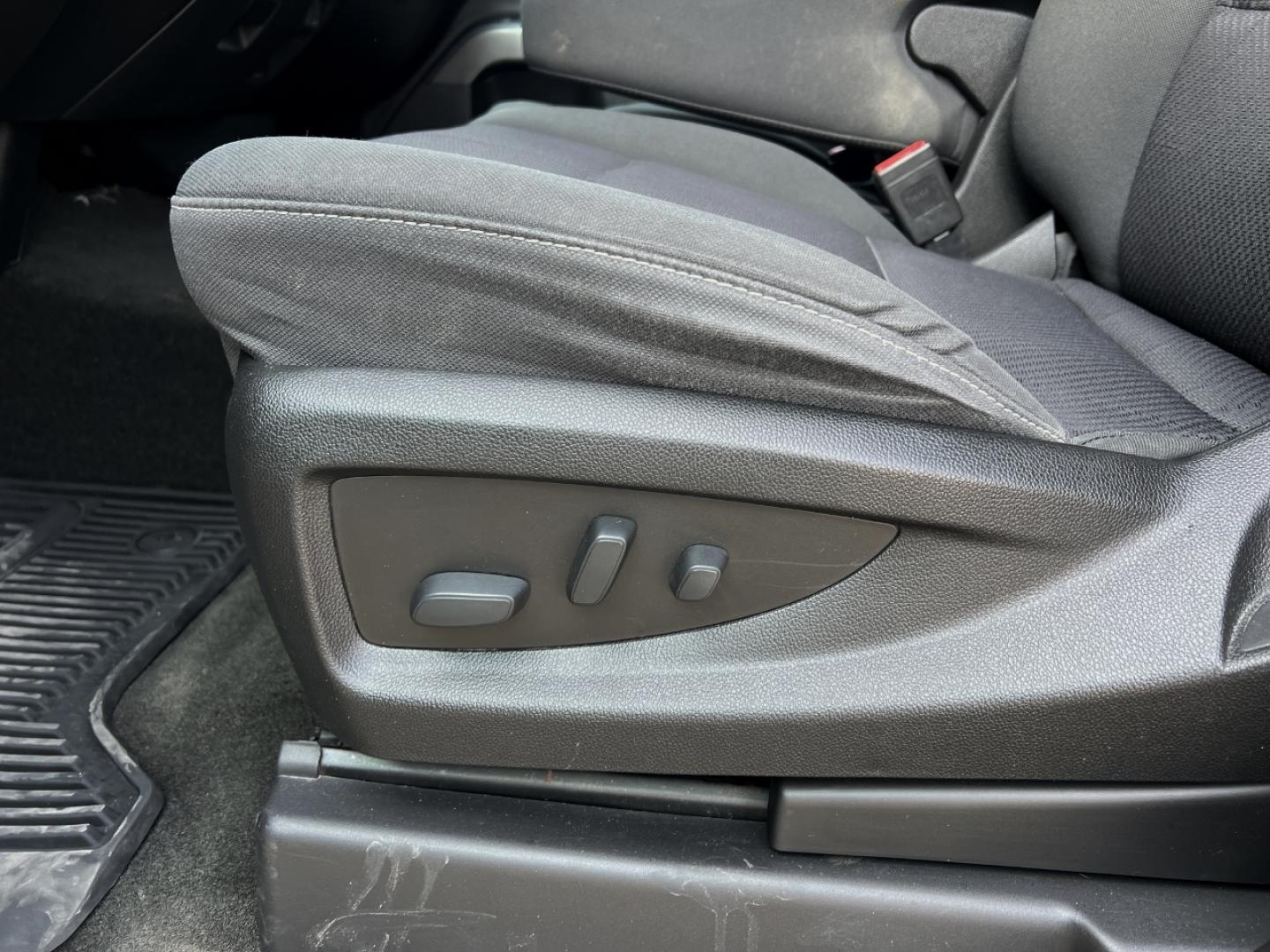 2018 GRAY /Gray Cloth Chevrolet Silverado 1500 LT Crew Cab Long Box 4WD (3GCUKREC6JG) with an 5.3L V8 engine, Automatic transmission, located at 2990 Old Orchard Rd., Jackson, MO, 63755, 37.354214, -89.612106 - 2018 Chevrolet Silverado 1500 LT 123xxx miles 4x4 5.3L V8 Automatic Power Driver Seat Backup Camera Bluetooth Cruise Power Windows/Locks/Mirrors We have financing available and we accept trades! Fill out a credit application on our website or come by today! If you have any questions, give - Photo#4