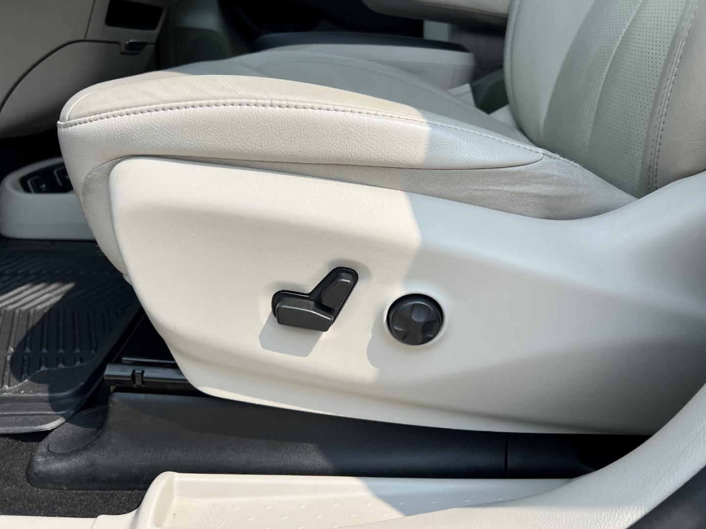 2021 SILVER /Tan Leather Chrysler Pacifica Touring-L (2C4RC1BG2MR) with an 3.6L V6 engine, Automatic transmission, located at 2990 Old Orchard Rd., Jackson, MO, 63755, 37.354214, -89.612106 - 2021 Chrysler Pacifica Touring L 1-Owner 103xxx miles Front Wheel Drive 3.6L V6 Automatic Leather 3rd Row Stow 'N Go Backup Camera Power Driver Seat Heated Seats Bluetooth Remote Start Cruise Power Windows/Locks/Mirrors We have financing available and we accept trades! Fill out a cre - Photo#4