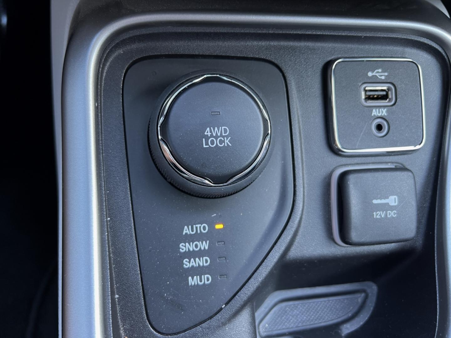 2018 WHITE /Gray Leather Jeep Compass Latitude 4WD (3C4NJDBB1JT) with an 2.4L 4 Cyl. engine, Automatic transmission, located at 2990 Old Orchard Rd., Jackson, MO, 63755, 37.354214, -89.612106 - We have financing available and we accept trades! Fill out a credit application on our website or come by today! If you have any questions, give us a call at (573) 204-7777 or visit our website at firstautocredit.com. - Photo#2
