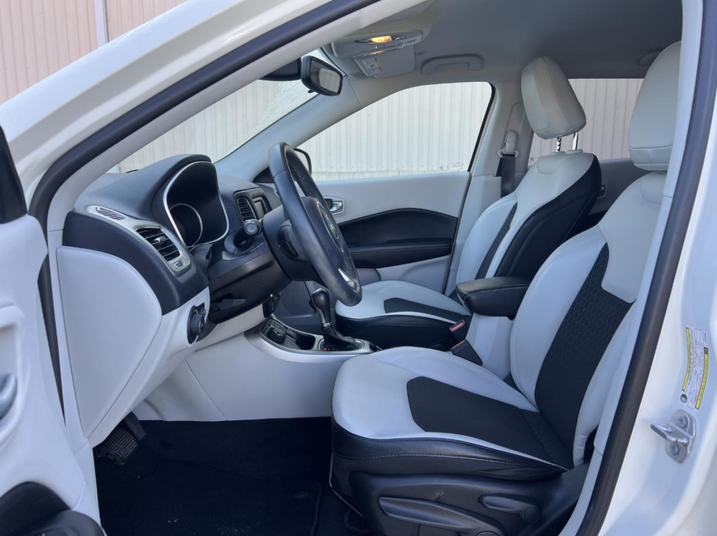 2018 WHITE /Gray Leather Jeep Compass Latitude 4WD (3C4NJDBB1JT) with an 2.4L 4 Cyl. engine, Automatic transmission, located at 2990 Old Orchard Rd., Jackson, MO, 63755, 37.354214, -89.612106 - We have financing available and we accept trades! Fill out a credit application on our website or come by today! If you have any questions, give us a call at (573) 204-7777 or visit our website at firstautocredit.com. - Photo#5