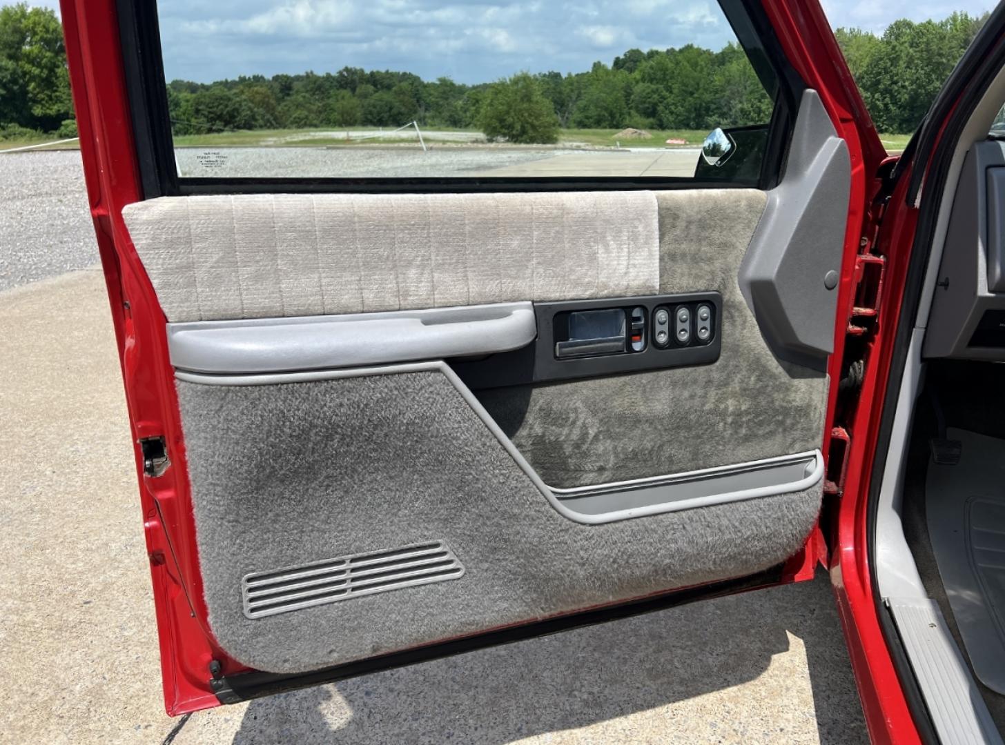 1992 RED /Gray Cloth Chevrolet C/K 1500 Reg. Cab 6.5-ft. bed 2WD (1GCDC14Z5NZ) with an 4.3L V6 engine, Manual transmission, located at 2990 Old Orchard Rd., Jackson, MO, 63755, 37.354214, -89.612106 - 1992 Chevrolet GMC-400 C1500 Only 92xxx miles Rear Wheel Drive 4.3L V6 Manual Cruise Power Windows/Locks We have financing available and we accept trades! Fill out a credit application on our website or come by today! If you have any questions, give us a call at (573) 204-7777 or visit our w - Photo#9