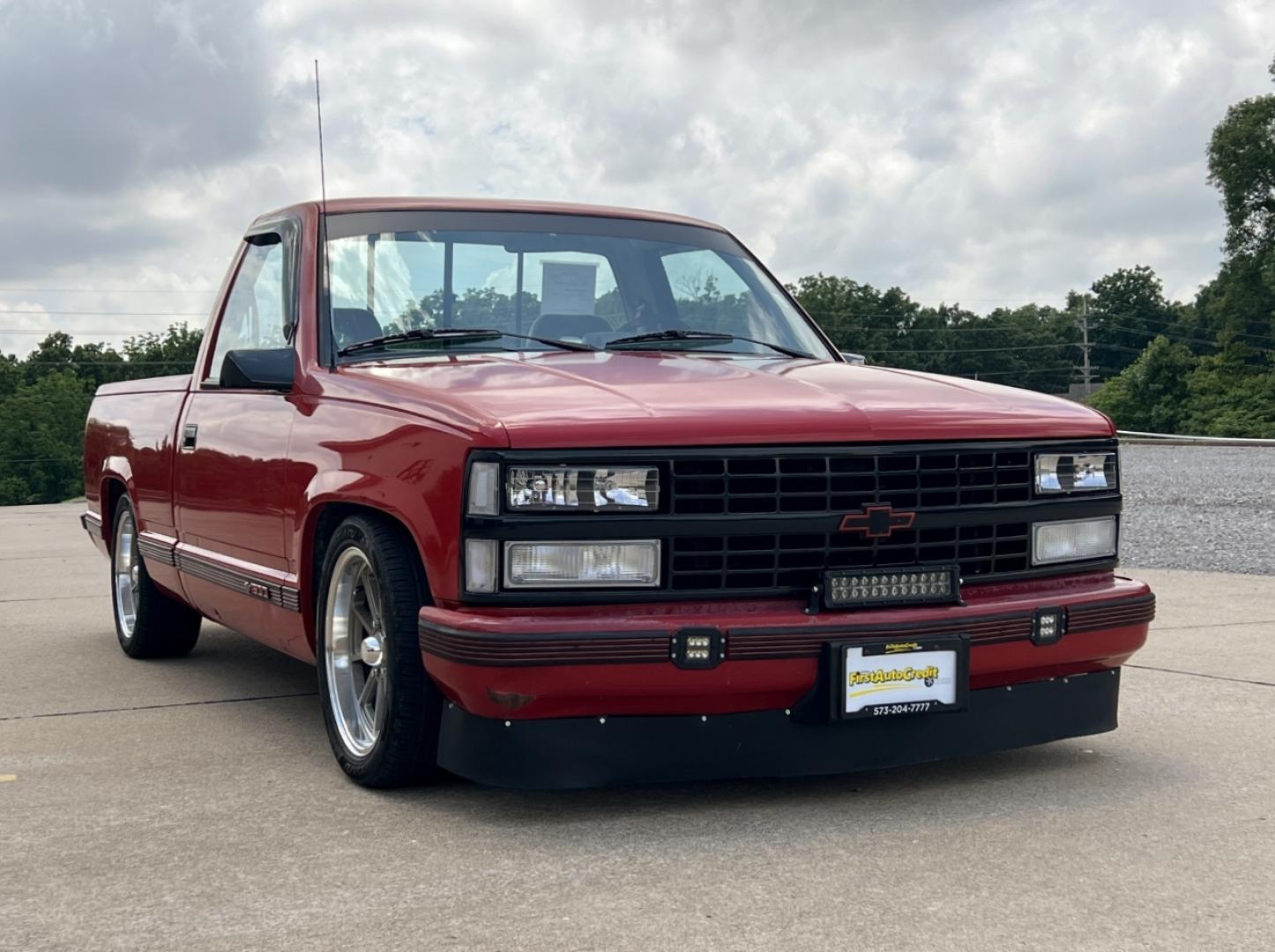 1992 RED /Gray Cloth Chevrolet C/K 1500 Reg. Cab 6.5-ft. bed 2WD (1GCDC14Z5NZ) with an 4.3L V6 engine, Manual transmission, located at 2990 Old Orchard Rd., Jackson, MO, 63755, 37.354214, -89.612106 - 1992 Chevrolet GMC-400 C1500 Only 92xxx miles Rear Wheel Drive 4.3L V6 Manual Cruise Power Windows/Locks We have financing available and we accept trades! Fill out a credit application on our website or come by today! If you have any questions, give us a call at (573) 204-7777 or visit our w - Photo#0