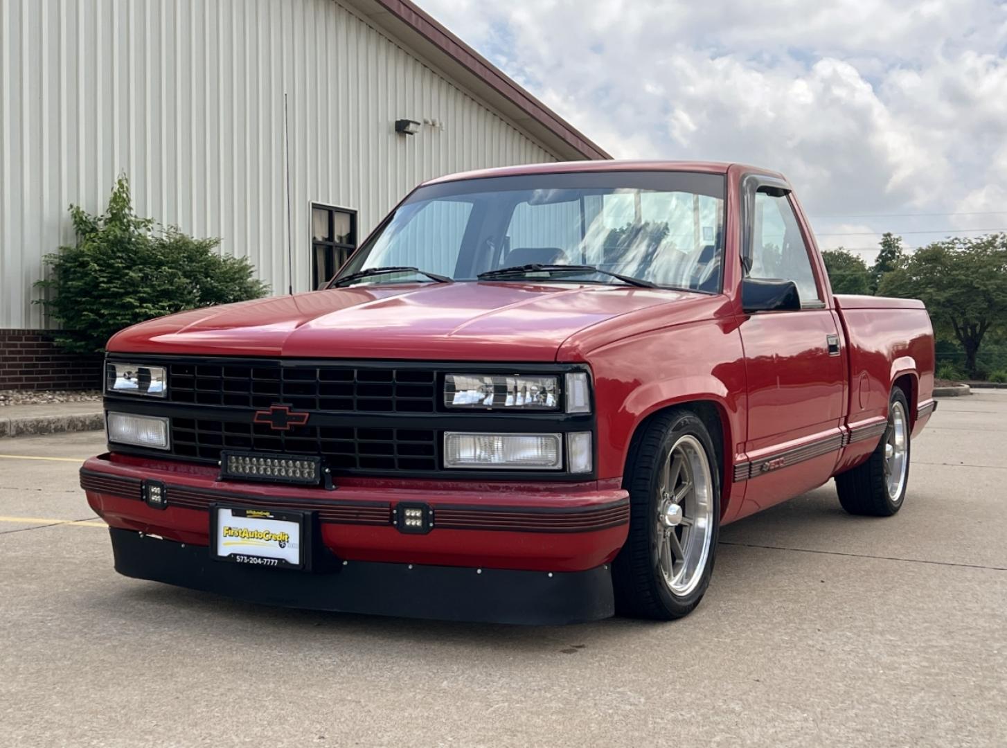 1992 RED /Gray Cloth Chevrolet C/K 1500 Reg. Cab 6.5-ft. bed 2WD (1GCDC14Z5NZ) with an 4.3L V6 engine, Manual transmission, located at 2990 Old Orchard Rd., Jackson, MO, 63755, 37.354214, -89.612106 - 1992 Chevrolet GMC-400 C1500 Only 92xxx miles Rear Wheel Drive 4.3L V6 Manual Cruise Power Windows/Locks We have financing available and we accept trades! Fill out a credit application on our website or come by today! If you have any questions, give us a call at (573) 204-7777 or visit our w - Photo#2