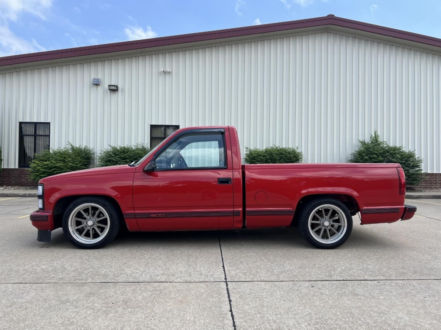 1992 RED /Gray Cloth Chevrolet C/K 1500 Reg. Cab 6.5-ft. bed 2WD (1GCDC14Z5NZ) with an 4.3L V6 engine, Manual transmission, located at 2990 Old Orchard Rd., Jackson, MO, 63755, 37.354214, -89.612106 - 1992 Chevrolet GMC-400 C1500 Only 92xxx miles Rear Wheel Drive 4.3L V6 Manual Cruise Power Windows/Locks We have financing available and we accept trades! Fill out a credit application on our website or come by today! If you have any questions, give us a call at (573) 204-7777 or visit our w - Photo#3