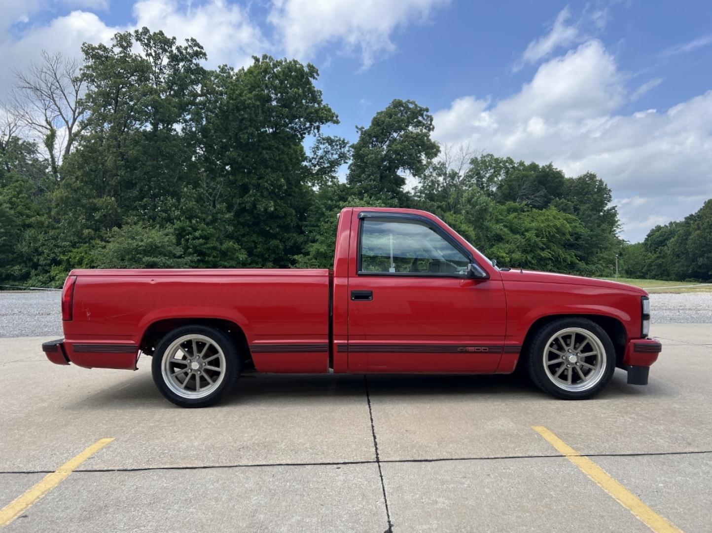 1992 RED /Gray Cloth Chevrolet C/K 1500 Reg. Cab 6.5-ft. bed 2WD (1GCDC14Z5NZ) with an 4.3L V6 engine, Manual transmission, located at 2990 Old Orchard Rd., Jackson, MO, 63755, 37.354214, -89.612106 - 1992 Chevrolet GMC-400 C1500 Only 92xxx miles Rear Wheel Drive 4.3L V6 Manual Cruise Power Windows/Locks We have financing available and we accept trades! Fill out a credit application on our website or come by today! If you have any questions, give us a call at (573) 204-7777 or visit our w - Photo#4