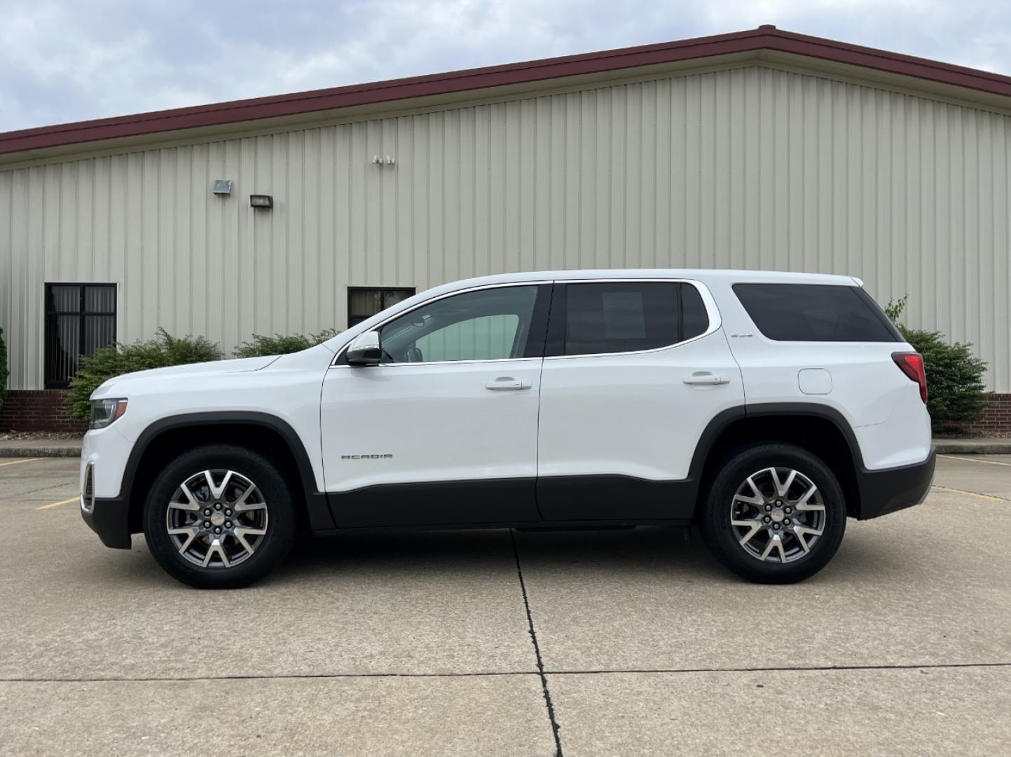 2021 WHITE /Black Cloth GMC Acadia SLE (1GKKNKLA5MZ) with an 2.5L 4 Cyl. engine, Automatic transmission, located at 506 S. Kingshighway, Cape Girardeau, MO, 63703, (573) 235-5000, 37.294994, -89.556206 - 2021 GMC Acadia SLE 93xxx miles Front Wheel Drive 2.5L 4 Cyl. Automatic 3rd Row Backup Camera Bluetooth Cruise Power Windows/Locks/Mirrors We have financing available and we accept trades! Fill out a credit application on our website or come by today! If you have any questions, give us a - Photo#4