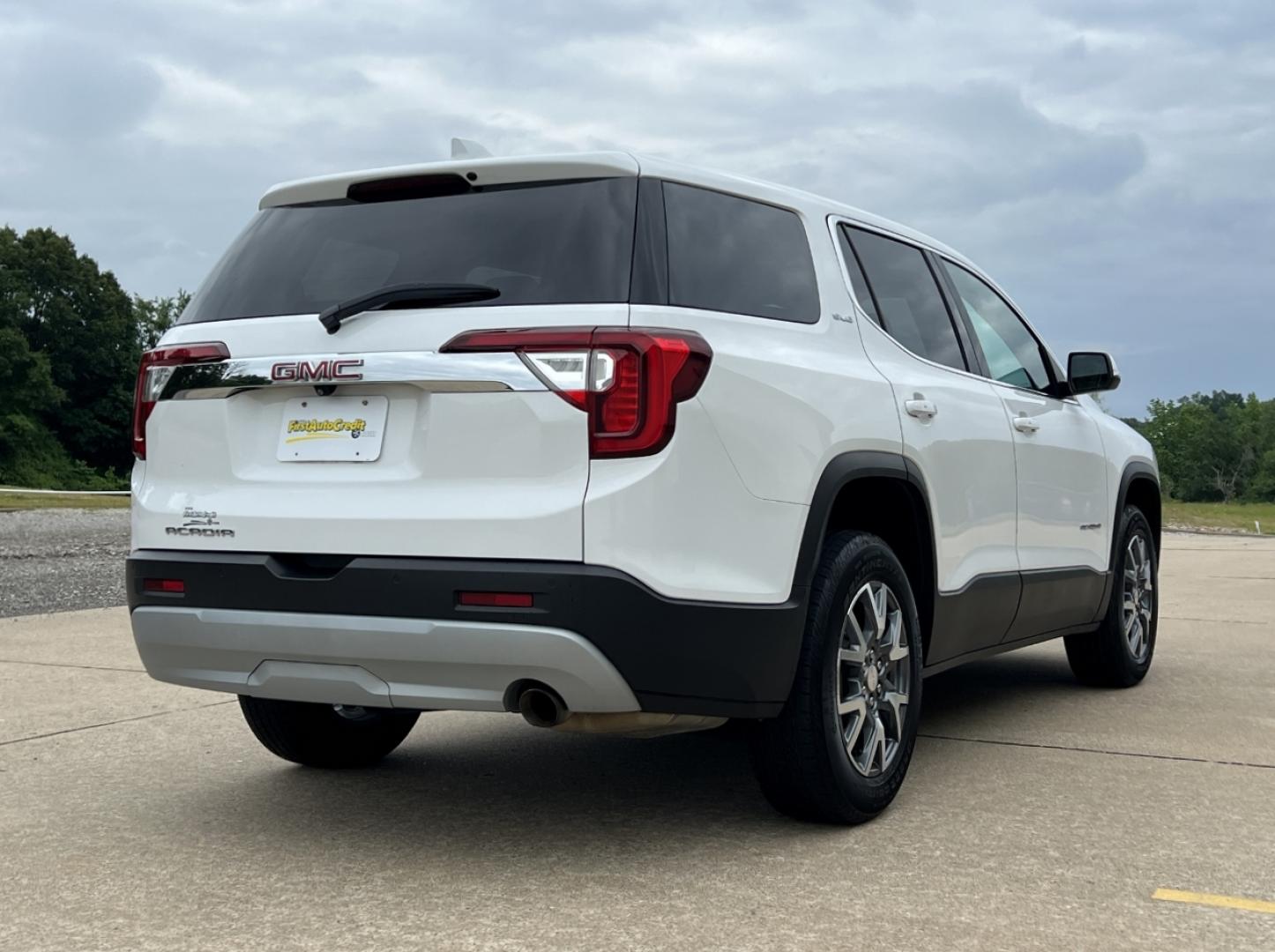 2021 WHITE /Black Cloth GMC Acadia SLE (1GKKNKLA5MZ) with an 2.5L 4 Cyl. engine, Automatic transmission, located at 506 S. Kingshighway, Cape Girardeau, MO, 63703, (573) 235-5000, 37.294994, -89.556206 - 2021 GMC Acadia SLE 93xxx miles Front Wheel Drive 2.5L 4 Cyl. Automatic 3rd Row Backup Camera Bluetooth Cruise Power Windows/Locks/Mirrors We have financing available and we accept trades! Fill out a credit application on our website or come by today! If you have any questions, give us a - Photo#6