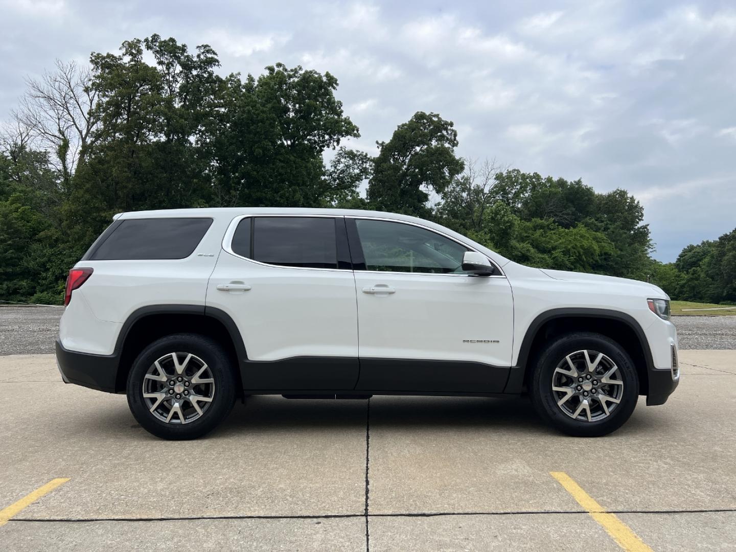 2021 WHITE /Black Cloth GMC Acadia SLE (1GKKNKLA5MZ) with an 2.5L 4 Cyl. engine, Automatic transmission, located at 506 S. Kingshighway, Cape Girardeau, MO, 63703, (573) 235-5000, 37.294994, -89.556206 - 2021 GMC Acadia SLE 93xxx miles Front Wheel Drive 2.5L 4 Cyl. Automatic 3rd Row Backup Camera Bluetooth Cruise Power Windows/Locks/Mirrors We have financing available and we accept trades! Fill out a credit application on our website or come by today! If you have any questions, give us a - Photo#5