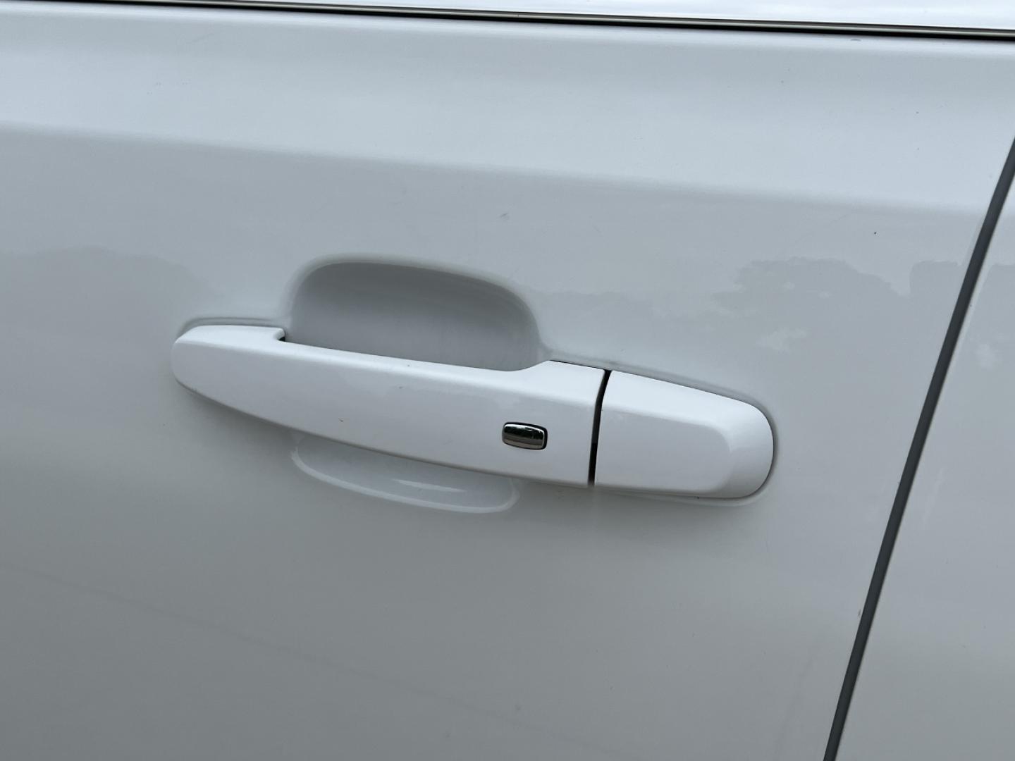 2021 WHITE /Black Cloth GMC Acadia SLE (1GKKNKLA5MZ) with an 2.5L 4 Cyl. engine, Automatic transmission, located at 506 S. Kingshighway, Cape Girardeau, MO, 63703, (573) 235-5000, 37.294994, -89.556206 - 2021 GMC Acadia SLE 93xxx miles Front Wheel Drive 2.5L 4 Cyl. Automatic 3rd Row Backup Camera Bluetooth Cruise Power Windows/Locks/Mirrors We have financing available and we accept trades! Fill out a credit application on our website or come by today! If you have any questions, give us a - Photo#32