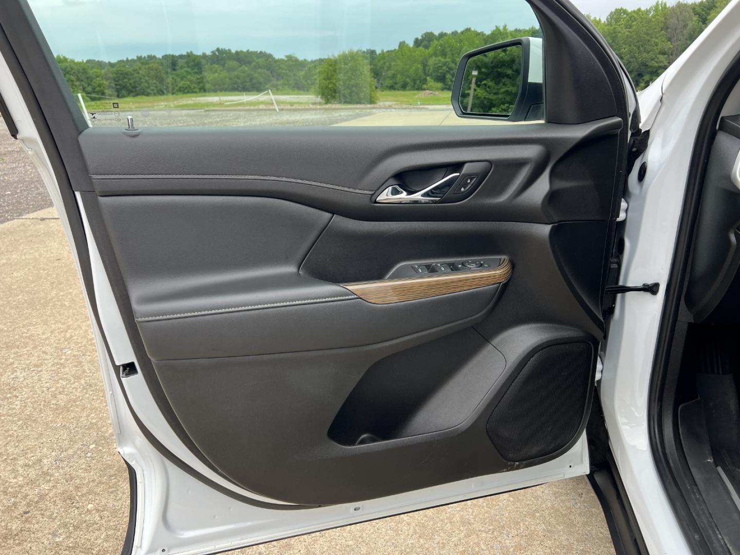 2021 WHITE /Black Cloth GMC Acadia SLE (1GKKNKLA5MZ) with an 2.5L 4 Cyl. engine, Automatic transmission, located at 506 S. Kingshighway, Cape Girardeau, MO, 63703, (573) 235-5000, 37.294994, -89.556206 - 2021 GMC Acadia SLE 93xxx miles Front Wheel Drive 2.5L 4 Cyl. Automatic 3rd Row Backup Camera Bluetooth Cruise Power Windows/Locks/Mirrors We have financing available and we accept trades! Fill out a credit application on our website or come by today! If you have any questions, give us a - Photo#10