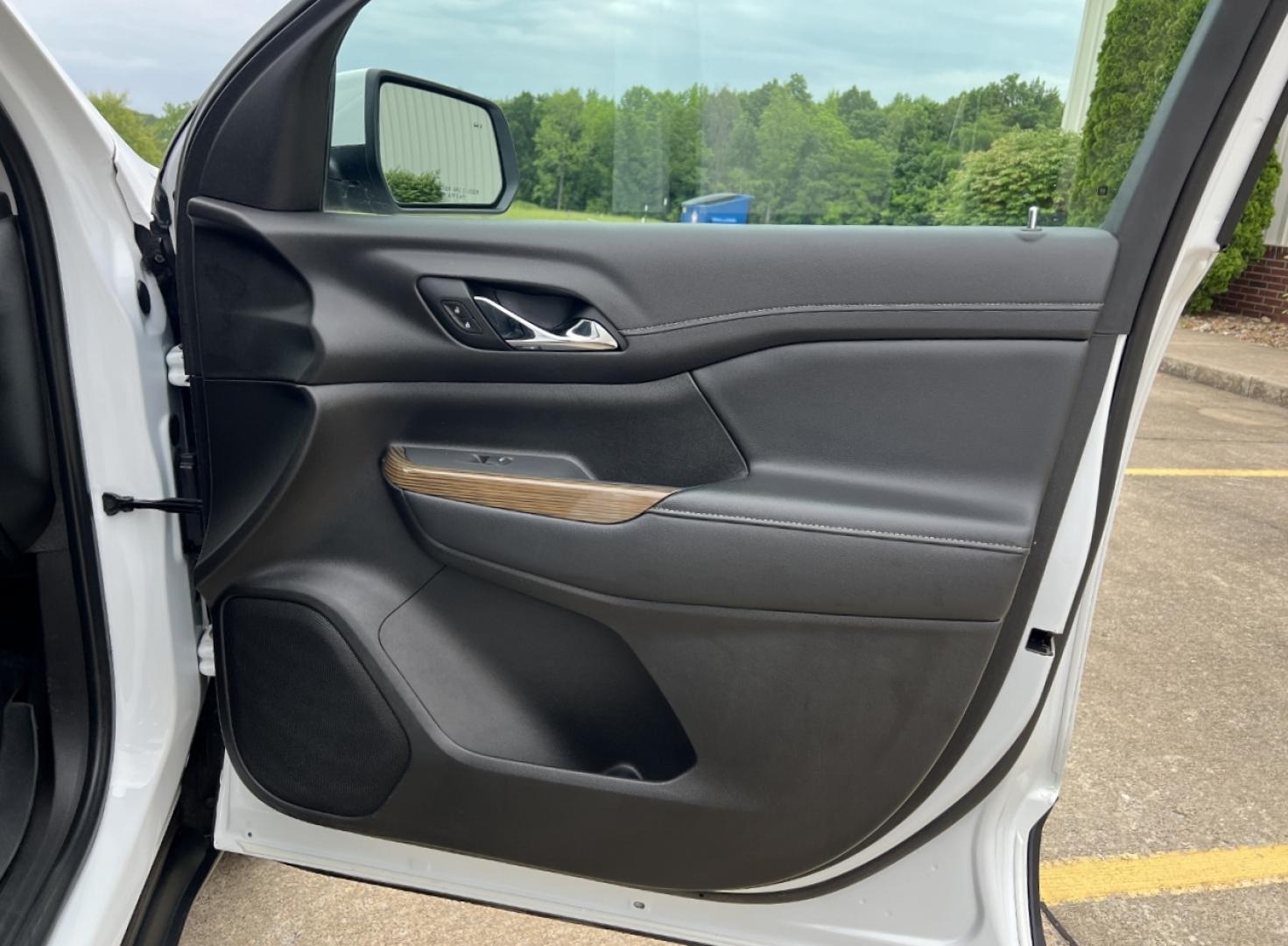 2021 WHITE /Black Cloth GMC Acadia SLE (1GKKNKLA5MZ) with an 2.5L 4 Cyl. engine, Automatic transmission, located at 506 S. Kingshighway, Cape Girardeau, MO, 63703, (573) 235-5000, 37.294994, -89.556206 - 2021 GMC Acadia SLE 93xxx miles Front Wheel Drive 2.5L 4 Cyl. Automatic 3rd Row Backup Camera Bluetooth Cruise Power Windows/Locks/Mirrors We have financing available and we accept trades! Fill out a credit application on our website or come by today! If you have any questions, give us a - Photo#12
