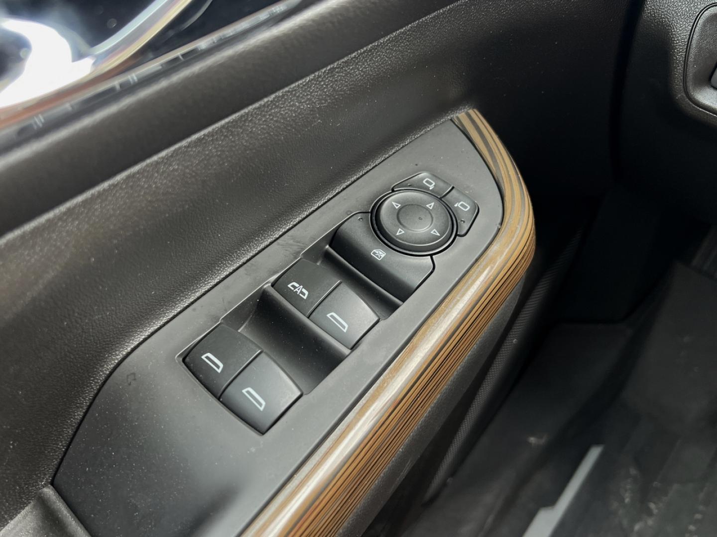 2021 WHITE /Black Cloth GMC Acadia SLE (1GKKNKLA5MZ) with an 2.5L 4 Cyl. engine, Automatic transmission, located at 506 S. Kingshighway, Cape Girardeau, MO, 63703, (573) 235-5000, 37.294994, -89.556206 - 2021 GMC Acadia SLE 93xxx miles Front Wheel Drive 2.5L 4 Cyl. Automatic 3rd Row Backup Camera Bluetooth Cruise Power Windows/Locks/Mirrors We have financing available and we accept trades! Fill out a credit application on our website or come by today! If you have any questions, give us a - Photo#27