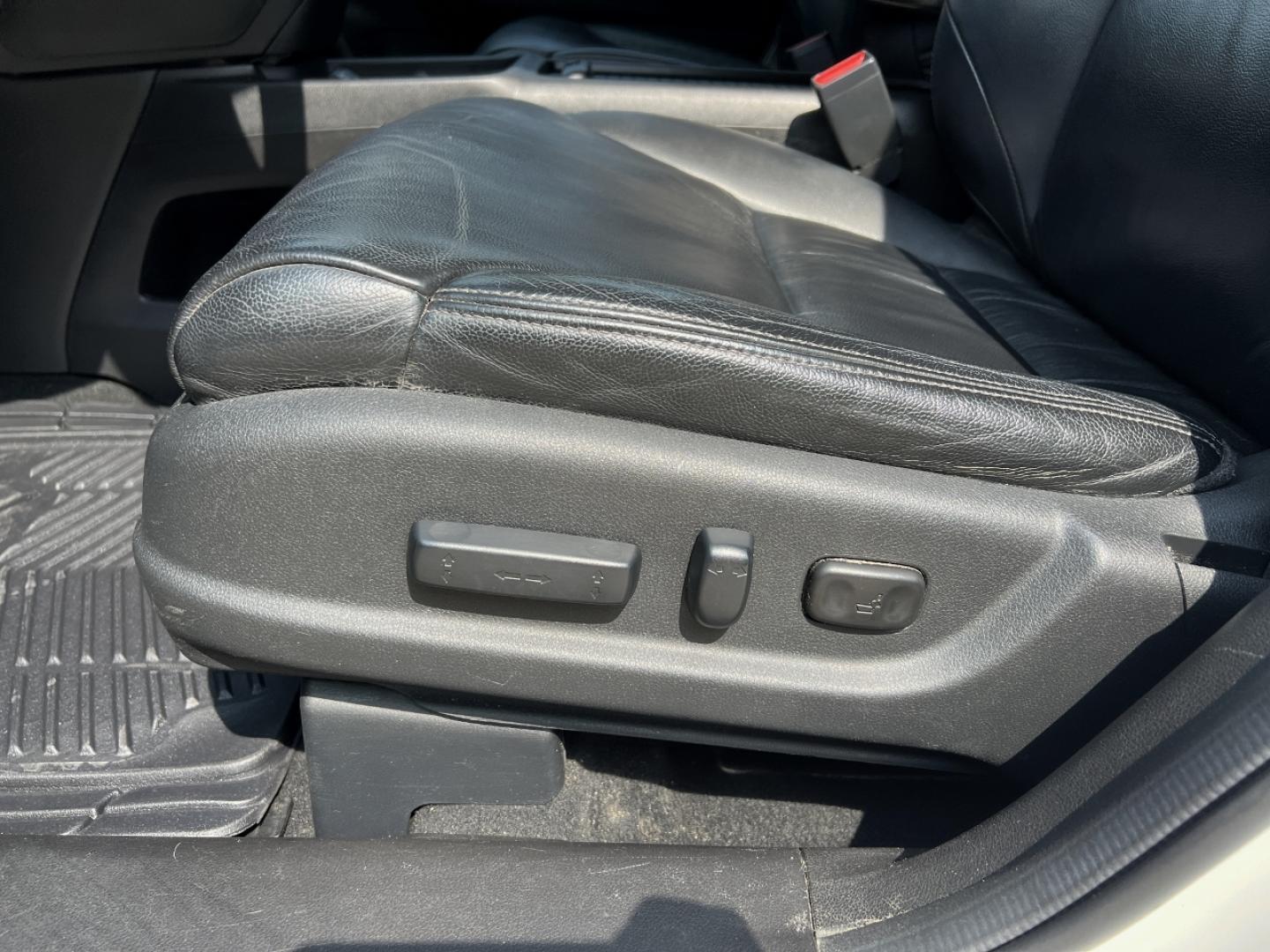 2013 WHITE /Black Leather Honda CR-V EX-L 4WD (5J6RM4H74DL) with an 2.4L 4 Cyl. engine, Automatic transmission, located at 2990 Old Orchard Rd., Jackson, MO, 63755, 37.354214, -89.612106 - 2013 Honda CR-V EX-L 234xxx miles All Wheel Drive 2.4L 4 Cyl. Automatic Backup Camera Power Driver Seat Heated Seats Sunroof Bluetooth Cruise Power Windows/Locks/Mirrors We have financing available and we accept trades! Fill out a credit application on our website or come by today! If y - Photo#5
