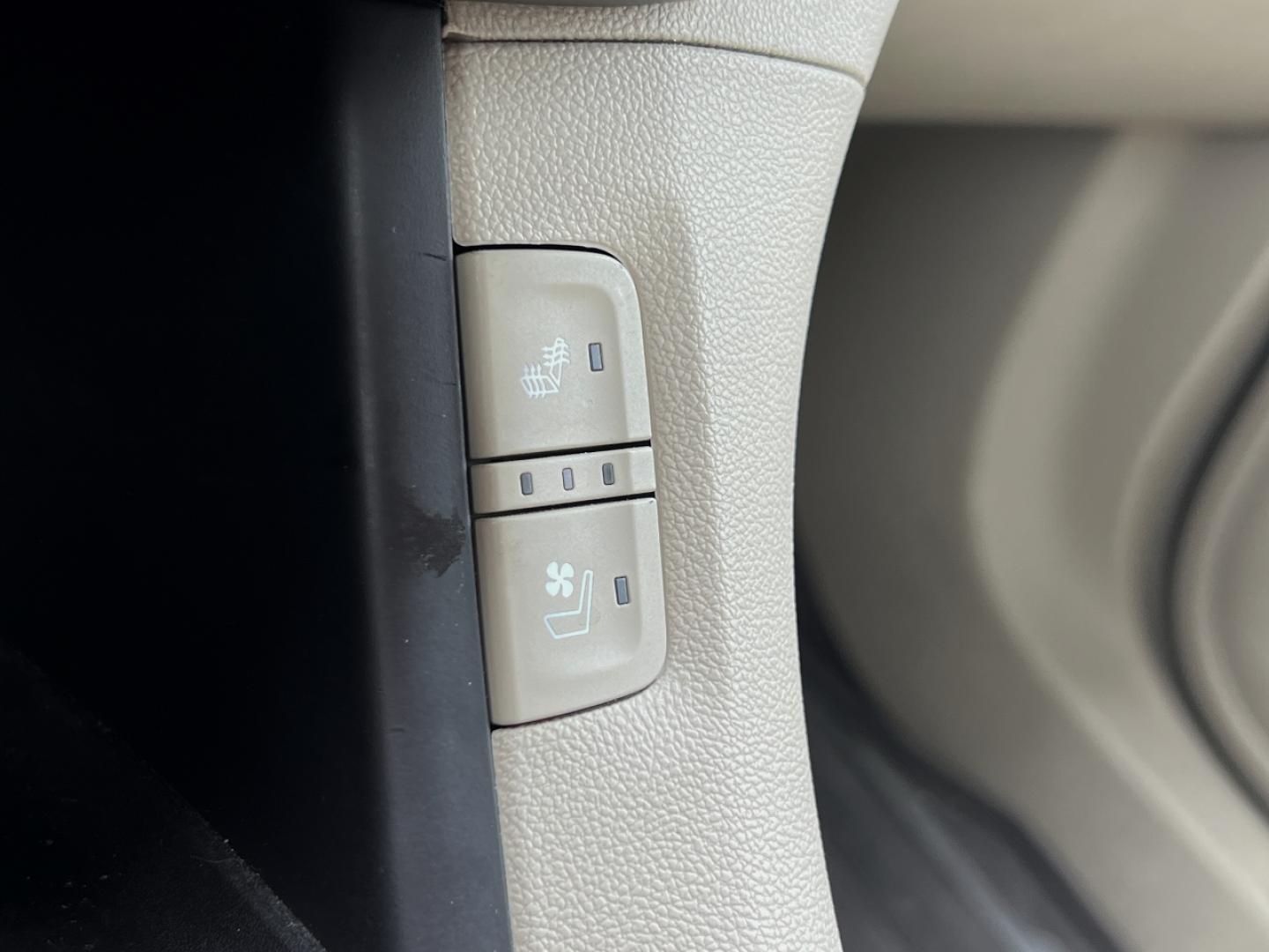 2019 WHITE /Tan Leather GMC Acadia Denali FWD (1GKKNPLS7KZ) with an 3.6L V6 engine, Automatic transmission, located at 2990 Old Orchard Rd., Jackson, MO, 63755, 37.354214, -89.612106 - We have financing available and we accept trades! Fill out a credit application on our website or come by today! If you have any questions, give us a call at (573) 204-7777 or visit our website at firstautocredit.com. - Photo#5