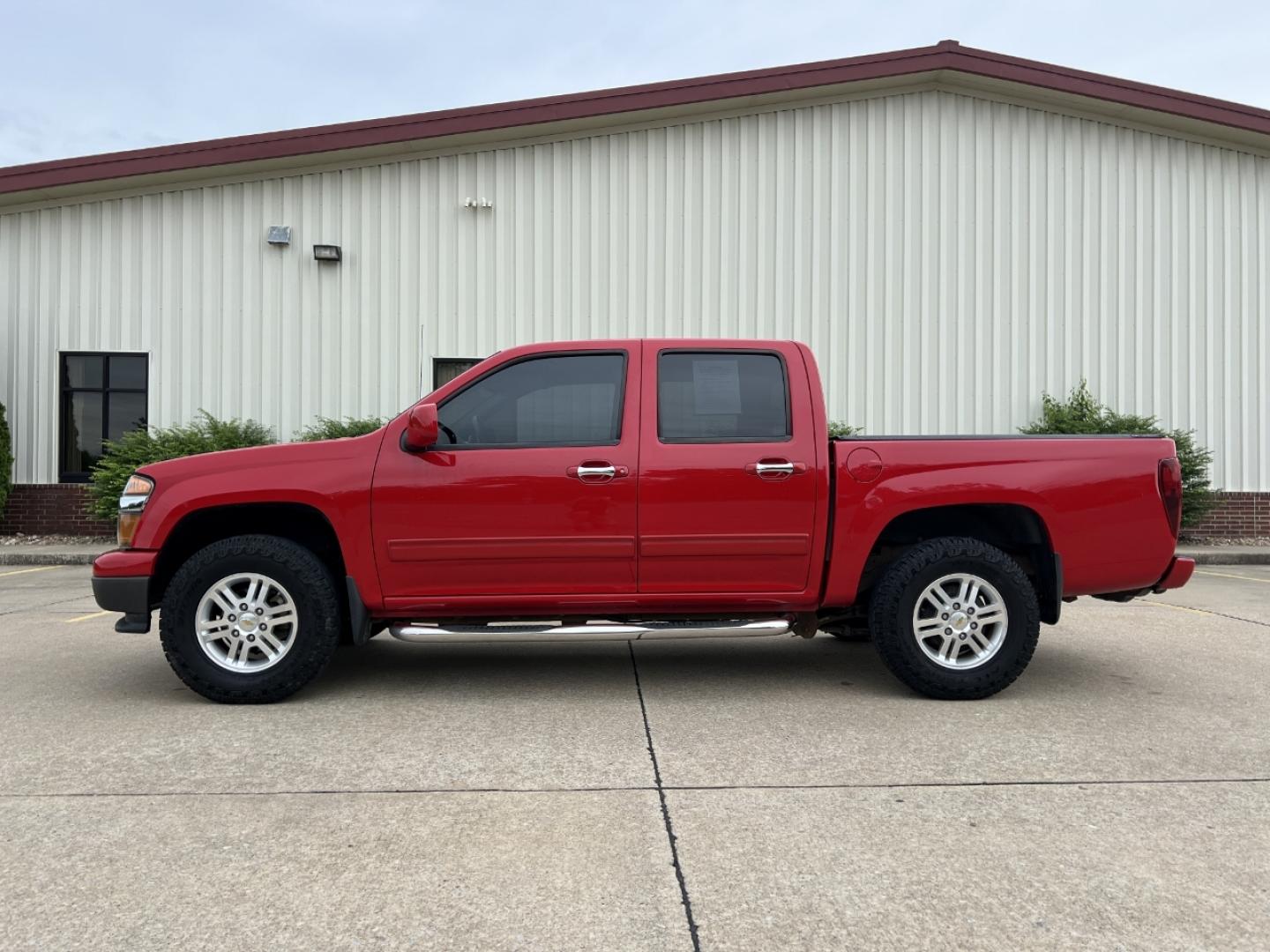 2012 RED /Gray Cloth Chevrolet Colorado 1LT Crew Cab 4WD (1GCHTCFE8C8) with an 3.7L 5 Cyl. engine, Automatic transmission, located at 506 S. Kingshighway, Cape Girardeau, MO, 63703, (573) 235-5000, 37.294994, -89.556206 - 2012 Chevrolet Colorado LT 135xxx miles 4x4 3.7L 5 Cyl. Automatic Cruise Power Windows/Locks/Mirrors We have financing available and we accept trades! Fill out a credit application on our website or come by today! If you have any questions, give us a call at (573) 235-5000 or visit our websi - Photo#4