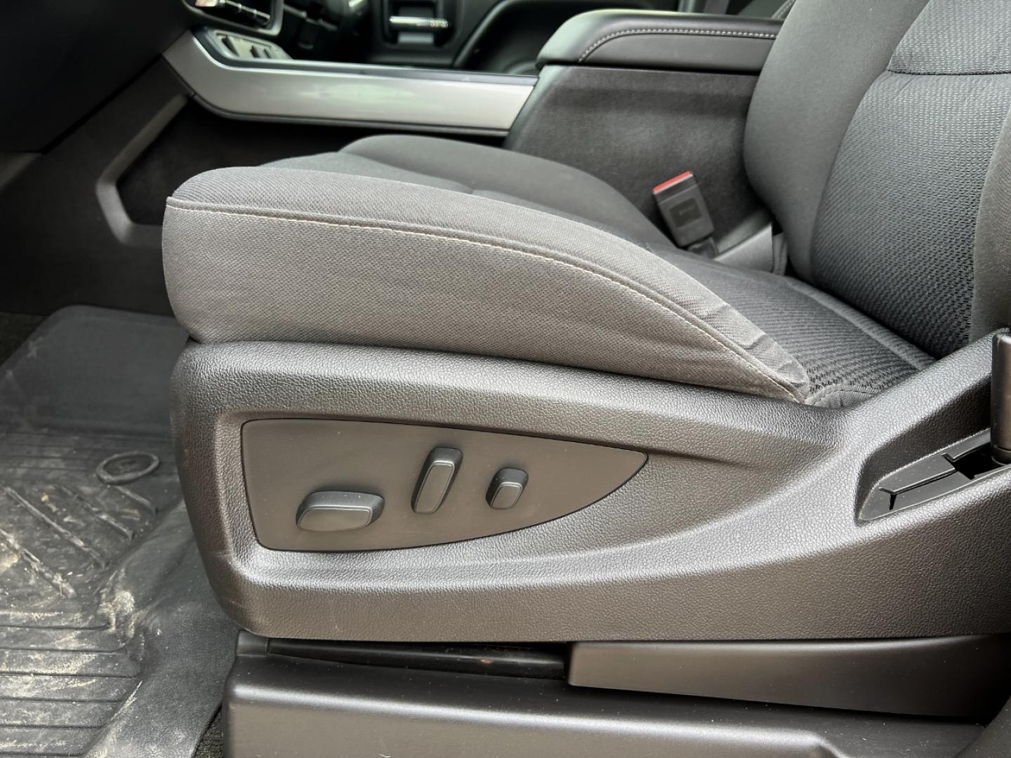 2017 RED /Gray Cloth Chevrolet Silverado 1500 LT Crew Cab 4WD (3GCUKREC1HG) with an 5.3L V8 engine, Automatic transmission, located at 506 S. Kingshighway, Cape Girardeau, MO, 63703, (573) 235-5000, 37.294994, -89.556206 - 2017 Chevrolet Silverado 1500 LT 77xxx miles 4x4 5.3L V8 Automatic Navigation Backup Camera Power Driver Seat Heated Seats Bluetooth Remote Start Cruise Power Windows/Locks/Mirrors We have financing available and we accept trades! Fill out a credit application on our website or come by - Photo#6