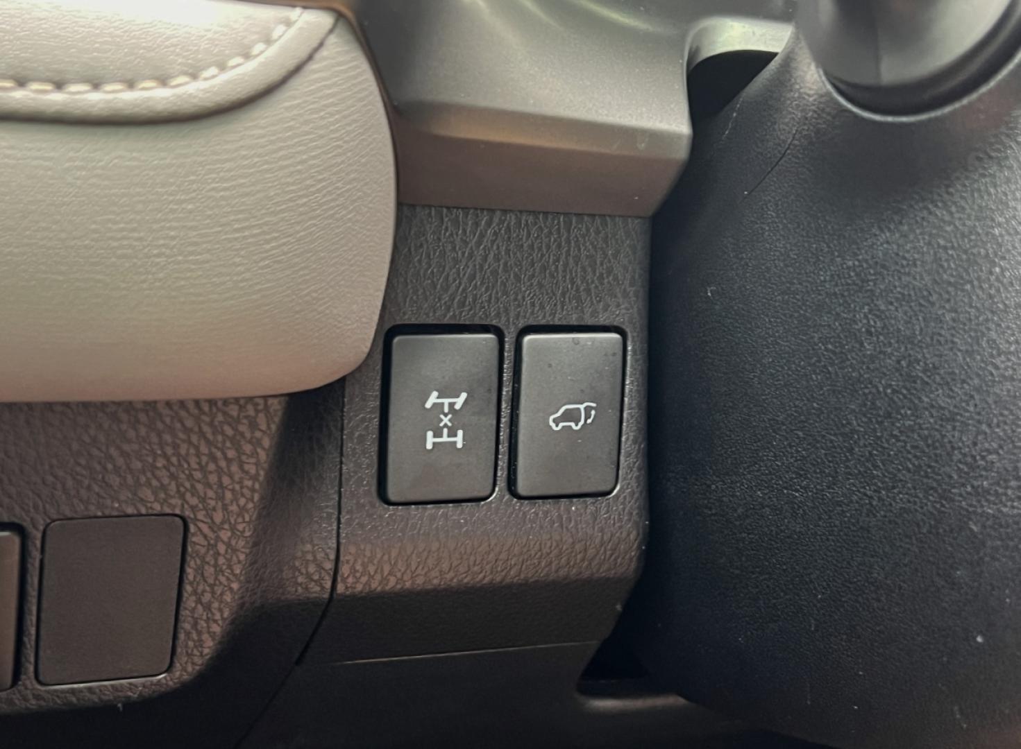 2017 GRAY /Tan Leather Toyota RAV4 Limited AWD (JTMDFREV6HJ) with an 2.5L 4 Cyl. engine, Automatic transmission, located at 506 S. Kingshighway, Cape Girardeau, MO, 63703, (573) 235-5000, 37.294994, -89.556206 - 2017 Toyota RAV4 Limited 158xxx miles All Wheel Drive 2.5L 4 Cyl. Automatic Leather Navigation Backup Camera Power Driver Seat Heated Seats Sunroof Bluetooth Cruise Power Windows/Locks/Mirrors We have financing available and we accept trades! Fill out a credit application on our websit - Photo#32