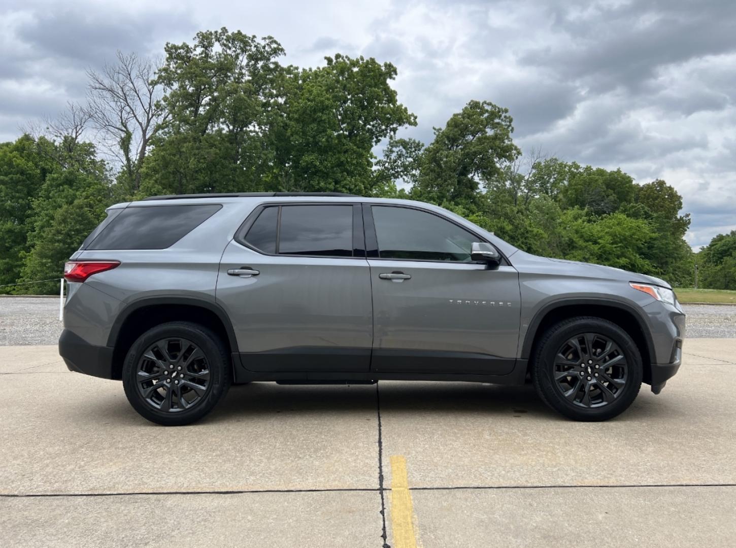 2019 GRAY /Black Leather Chevrolet Traverse RS (1GNERJKX9KJ) with an 2.0L 4 Cyl. TURBO engine, Automatic transmission, located at 506 S. Kingshighway, Cape Girardeau, MO, 63703, (573) 235-5000, 37.294994, -89.556206 - 2019 Chevrolet Traverse RS 1-Owner 96xxx miles Front Wheel Drive 2.0L 4 Cyl. Automatic Leather 3rd Row Navigation Backup Camera Power/Heated Seats Bluetooth Remote Start Cruise Power Windows/Locks/Mirrors We have financing available and we accept trades! Fill out a credit application - Photo#9