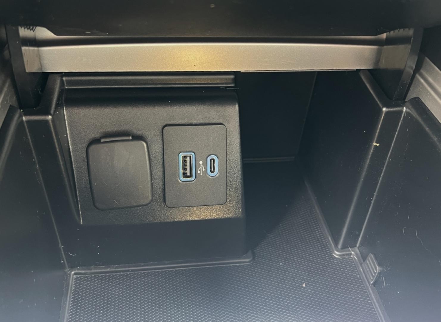 2020 SILVER /Black Leather Ford Explorer XLT 2WD (1FMSK7DHXLG) with an 2.3L 4 Cyl. engine, Automatic transmission, located at 506 S. Kingshighway, Cape Girardeau, MO, 63703, (573) 235-5000, 37.294994, -89.556206 - 2020 Ford Explorer XLT Local 1-Owner 87xxx miles Rear Wheel Drive 2.3L 4 Cyl. Automatic Leather 3rd Row Backup Camera Bluetooth Remote Start Cruise Power Windows/Locks/Mirrors We have financing available and we accept trades! Fill out a credit application on our website or come by today - Photo#29