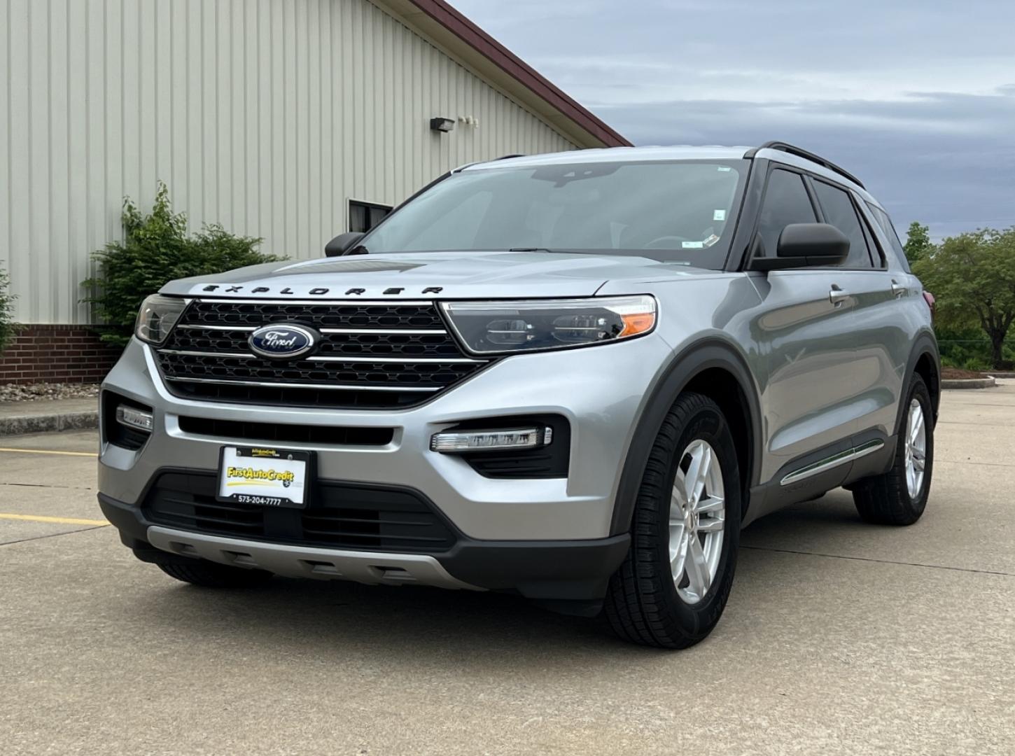 2020 SILVER /Black Leather Ford Explorer XLT 2WD (1FMSK7DHXLG) with an 2.3L 4 Cyl. engine, Automatic transmission, located at 506 S. Kingshighway, Cape Girardeau, MO, 63703, (573) 235-5000, 37.294994, -89.556206 - 2020 Ford Explorer XLT Local 1-Owner 87xxx miles Rear Wheel Drive 2.3L 4 Cyl. Automatic Leather 3rd Row Backup Camera Bluetooth Remote Start Cruise Power Windows/Locks/Mirrors We have financing available and we accept trades! Fill out a credit application on our website or come by today - Photo#5