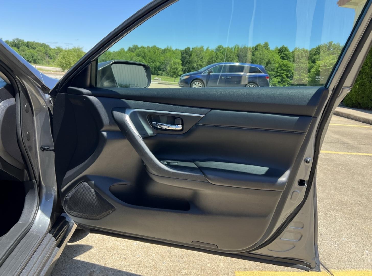 2015 GRAY /Black Cloth Nissan Altima 2.5 S (1N4AL3AP7FC) with an 2.5L 4 Cyl. engine, Continuously Variable Transmission transmission, located at 506 S. Kingshighway, Cape Girardeau, MO, 63703, (573) 235-5000, 37.294994, -89.556206 - 2015 Nissan Altima 2.5 S 128xxx miles Front Wheel Drive 2.5L 4 Cyl. Automatic Power Driver Seat Cruise Power Windows/Locks/Mirrors We have financing available and we accept trades! Fill out a credit application on our website or come by today! If you have any questions, give us a call at (5 - Photo#12