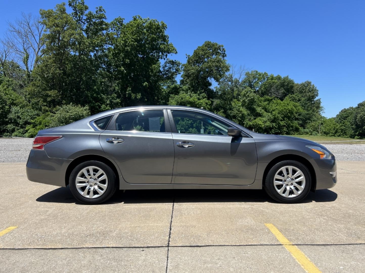 2015 GRAY /Black Cloth Nissan Altima 2.5 S (1N4AL3AP7FC) with an 2.5L 4 Cyl. engine, Continuously Variable Transmission transmission, located at 506 S. Kingshighway, Cape Girardeau, MO, 63703, (573) 235-5000, 37.294994, -89.556206 - 2015 Nissan Altima 2.5 S 128xxx miles Front Wheel Drive 2.5L 4 Cyl. Automatic Power Driver Seat Cruise Power Windows/Locks/Mirrors We have financing available and we accept trades! Fill out a credit application on our website or come by today! If you have any questions, give us a call at (5 - Photo#5