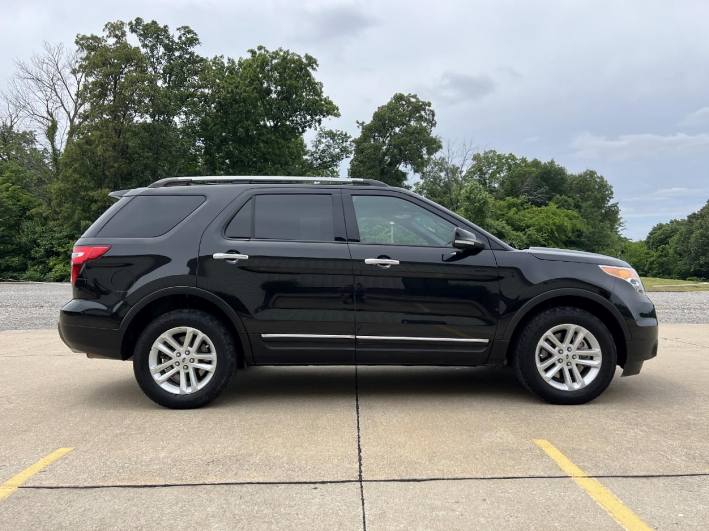 2015 BLACK /Black Cloth Ford Explorer XLT 4WD (1FM5K8D85FG) with an 3.5L V6 engine, Automatic transmission, located at 506 S. Kingshighway, Cape Girardeau, MO, 63703, (573) 235-5000, 37.294994, -89.556206 - 2015 Ford Explorer XLT Only 84xxx miles 4 Wheel Drive 3.5L V6 Automatic 3rd Row Power Seats Bluetooth Cruise Power Windows/Locks/Mirrors We have financing available and we accept trades! Fill out a credit application on our website or come by today! If you have any questions, give us a ca - Photo#5