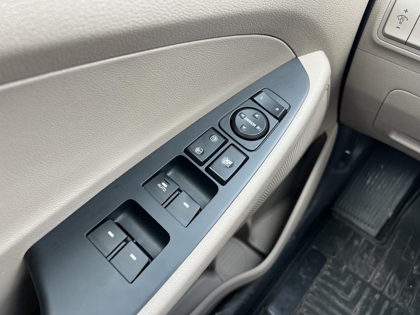 2020 WHITE /Tan Cloth Hyundai Tucson SEL (KM8J33AL8LU) with an 2.4L 4 Cyl. engine, Automatic transmission, located at 506 S. Kingshighway, Cape Girardeau, MO, 63703, (573) 235-5000, 37.294994, -89.556206 - 2020 Hyundai Tucson SEL 64xxx miles Front Wheel Drive 2.4L 4 Cyl. Automatic Backup Camera Power Driver Seat Heated Seats Bluetooth Cruise Power Windows/Locks/Mirrors We have financing available and we accept trades! Fill out a credit application on our website or come by today! If you ha - Photo#27
