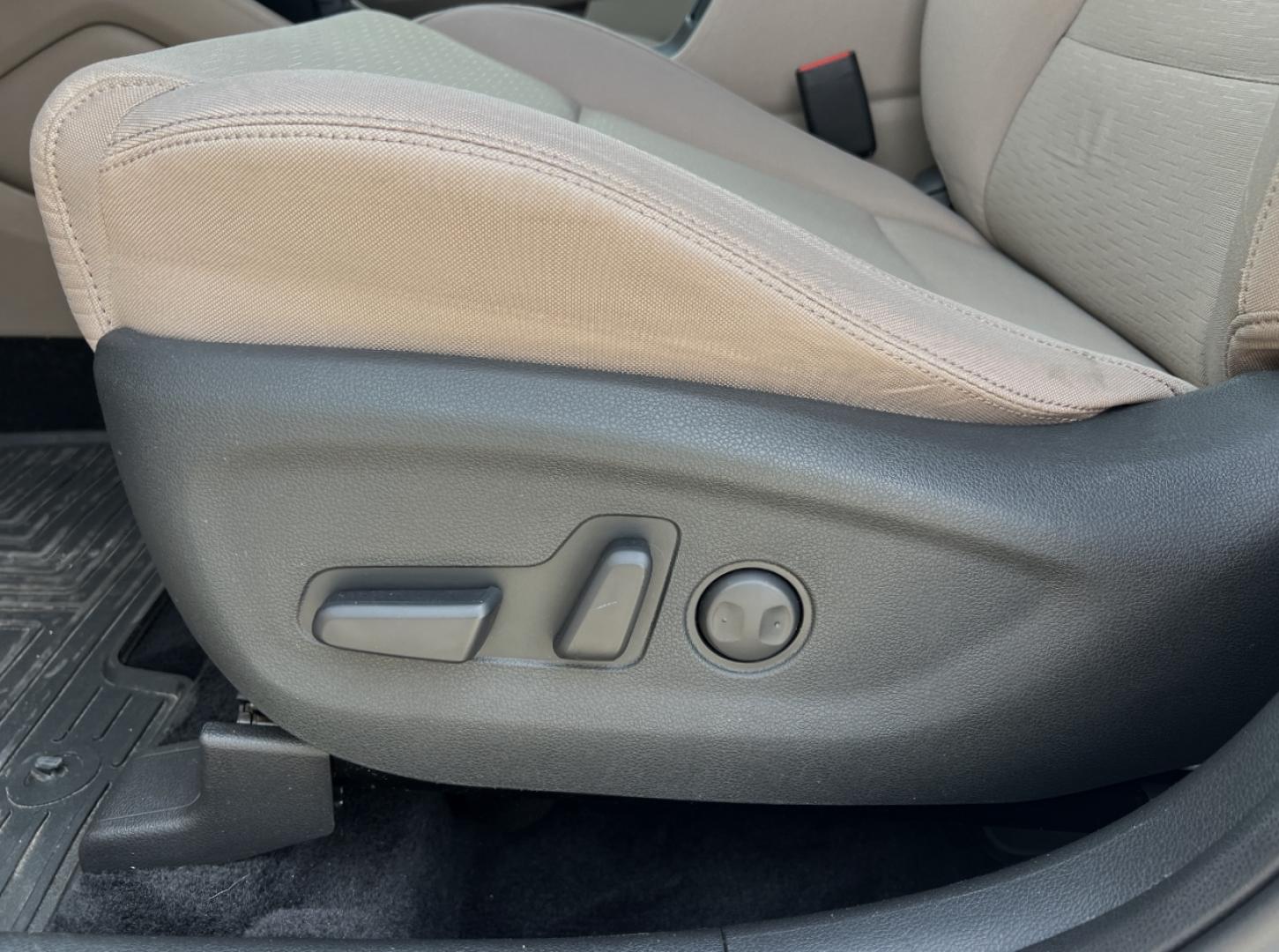 2020 WHITE /Tan Cloth Hyundai Tucson SEL (KM8J33AL8LU) with an 2.4L 4 Cyl. engine, Automatic transmission, located at 506 S. Kingshighway, Cape Girardeau, MO, 63703, (573) 235-5000, 37.294994, -89.556206 - 2020 Hyundai Tucson SEL 64xxx miles Front Wheel Drive 2.4L 4 Cyl. Automatic Backup Camera Power Driver Seat Heated Seats Bluetooth Cruise Power Windows/Locks/Mirrors We have financing available and we accept trades! Fill out a credit application on our website or come by today! If you ha - Photo#4