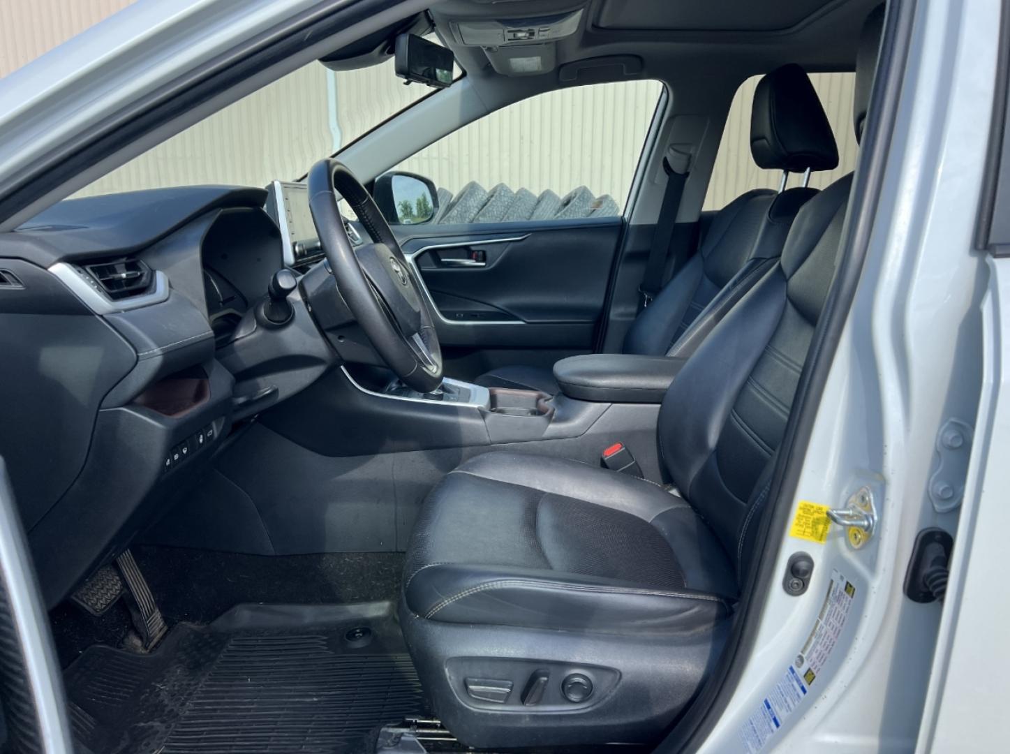 2019 WHITE /Black Leather Toyota RAV4 Hybrid Limited (2T3DWRFV7KW) with an 2.5L 4 Cyl. Hybrid engine, CVT transmission, located at 2990 Old Orchard Rd., Jackson, MO, 63755, 37.354214, -89.612106 - We have financing available and we accept trades! Fill out a credit application on our website or come by today! If you have any questions, give us a call at (573) 204-7777 or visit our website at firstautocredit.com. - Photo#7