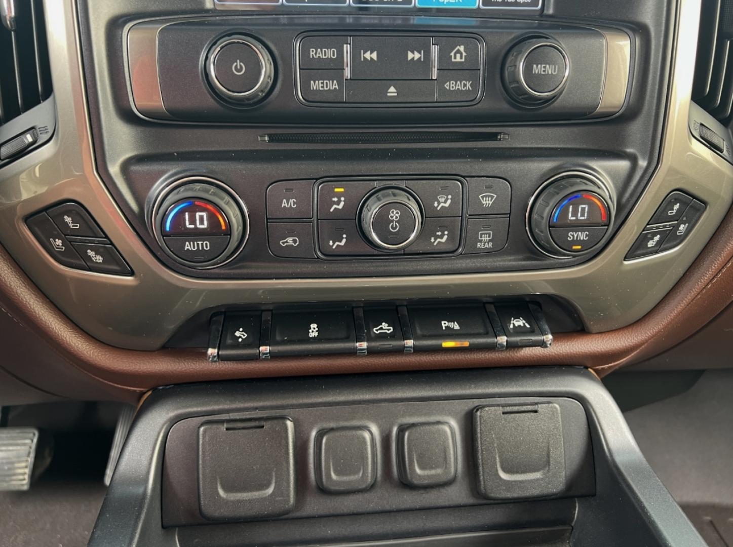2016 WHITE /Brown Leather Chevrolet Silverado 1500 High Country Crew Cab Short Box 4WD (3GCUKTECXGG) with an 5.3L V8 engine, Automatic transmission, located at 506 S. Kingshighway, Cape Girardeau, MO, 63703, (573) 235-5000, 37.294994, -89.556206 - 2016 Chevrolet Silverado 1500 High Country 152xxx miles 4x4 5.3L V8 Automatic Leather Navigation Power/Heated/Cooled Seats Heated Steering Wheel Backup Camera Sunroof Bluetooth Remote Start Cruise Power Windows/Locks/Mirrors We have financing available and we accept trades! Fill out a - Photo#5