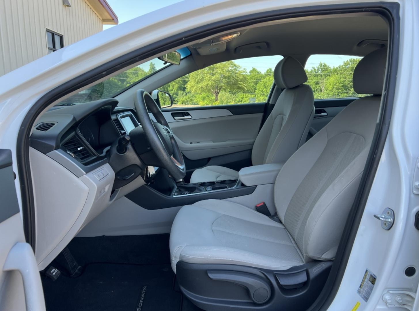 2019 WHITE /Tan Cloth Hyundai Sonata SE (5NPE24AF3KH) with an 2.4L 4 Cyl. engine, Automatic transmission, located at 506 S. Kingshighway, Cape Girardeau, MO, 63703, (573) 235-5000, 37.294994, -89.556206 - 2019 Hyundai Sonata SE 1-Owner 97xxx miles Front Wheel Drive 2.4L 4 Cyl. Automatic Backup Camera Bluetooth Cruise Power Windows/Locks/Mirrors We have financing available and we accept trades! Fill out a credit application on our website or come by today! If you have any questions, give us - Photo#11