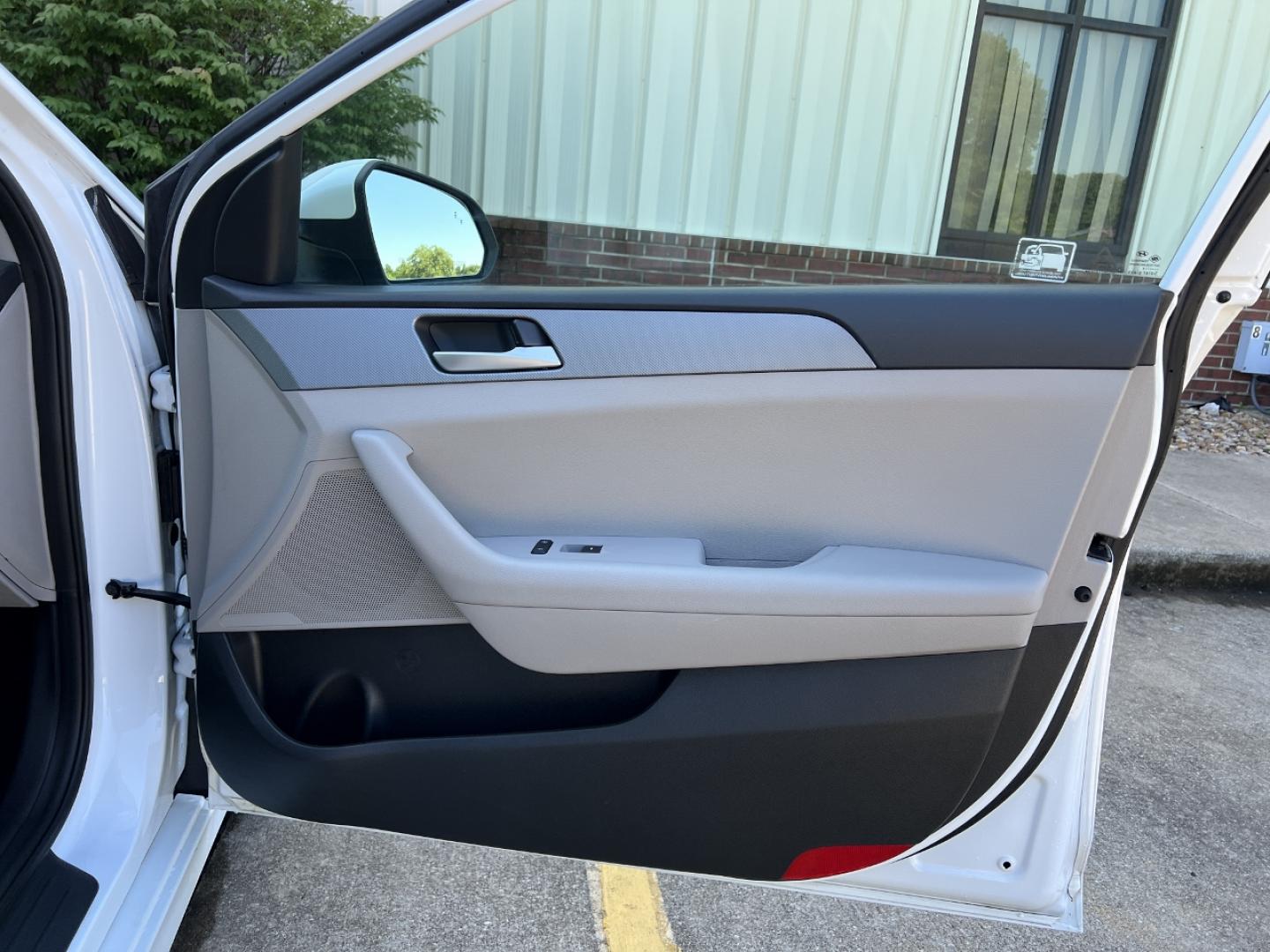 2019 WHITE /Tan Cloth Hyundai Sonata SE (5NPE24AF3KH) with an 2.4L 4 Cyl. engine, Automatic transmission, located at 506 S. Kingshighway, Cape Girardeau, MO, 63703, (573) 235-5000, 37.294994, -89.556206 - 2019 Hyundai Sonata SE 1-Owner 97xxx miles Front Wheel Drive 2.4L 4 Cyl. Automatic Backup Camera Bluetooth Cruise Power Windows/Locks/Mirrors We have financing available and we accept trades! Fill out a credit application on our website or come by today! If you have any questions, give us - Photo#12